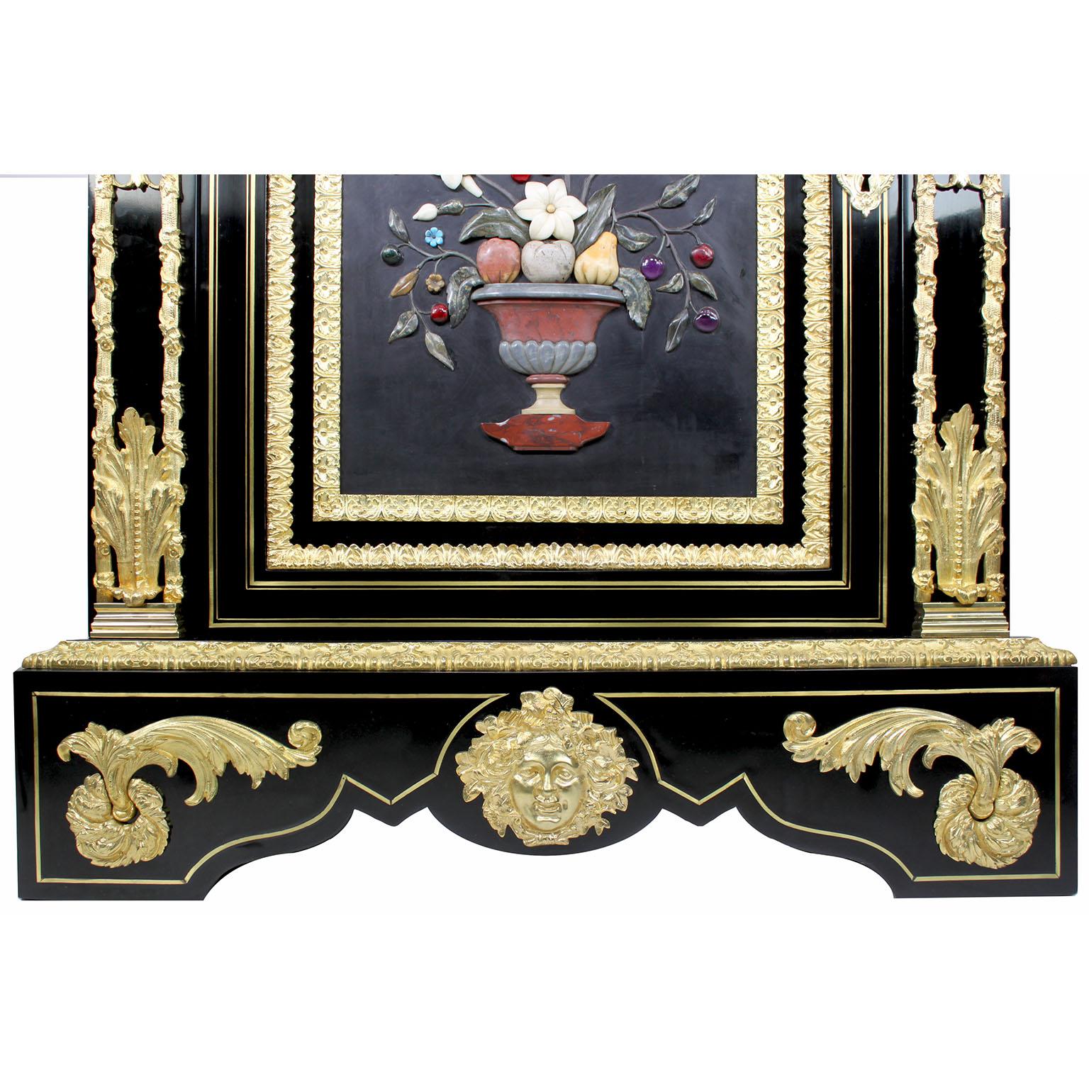 Französischer Schrank aus ebonisiertem Holz und Pietra Dura, Napoleon III.-Schrank mit Goldbronze-Montierung im Angebot 1