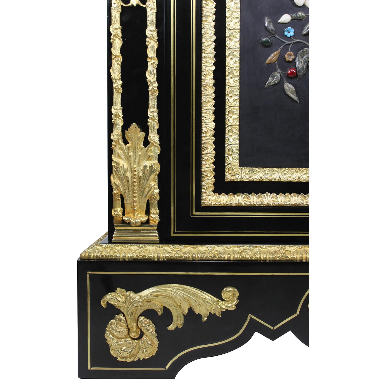 Beau cabinet français Napoléon III en bois ébonisé et pietra dura, monté sur bronze doré en vente 1