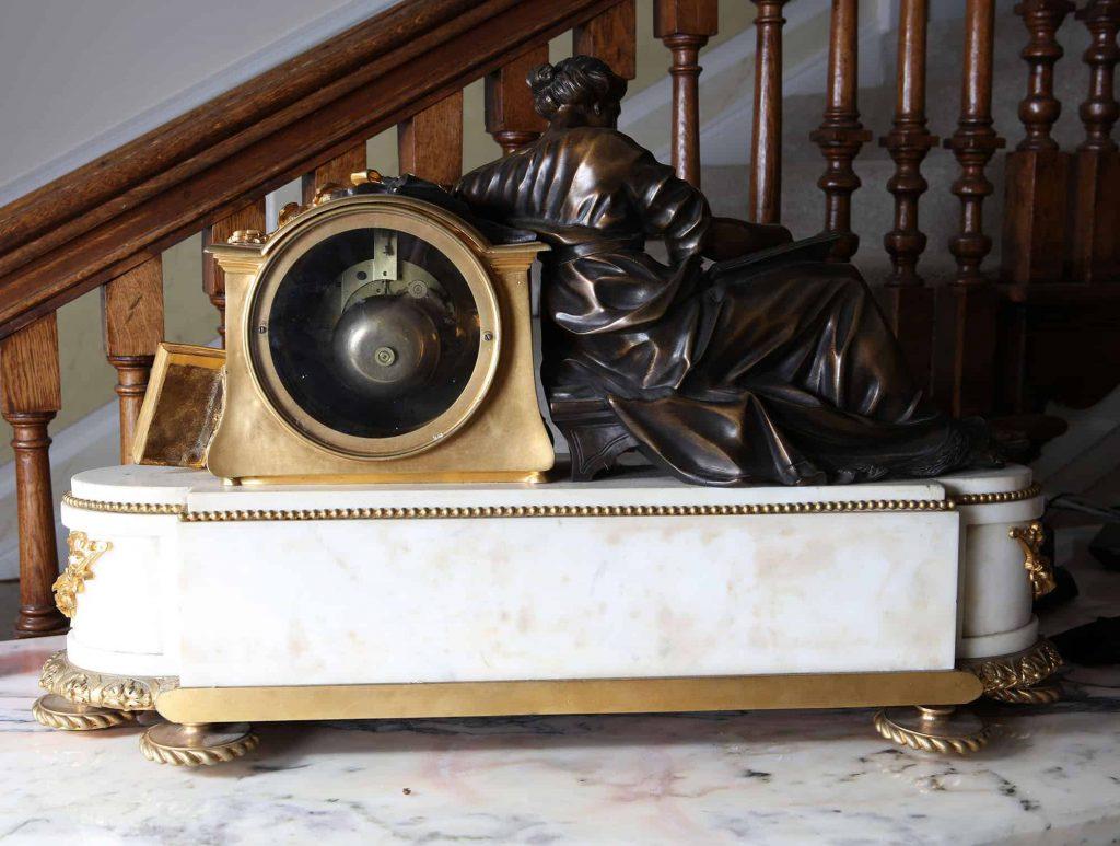 Belle horloge de cheminée de la fin du XIXe siècle en marbre blanc et bronze doré, avec une dame en bronze finement moulée et patinée.

L'horloge est en superbe état et a été restaurée par un spécialiste des horloges françaises. Frappe toutes les