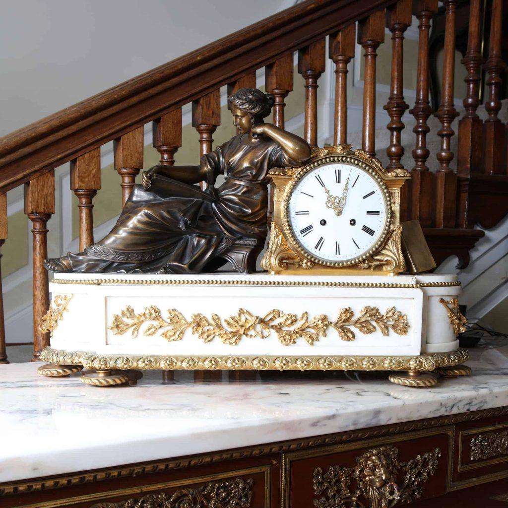 Français Pendule de cheminée néoclassique française en marbre et bronze doré en vente