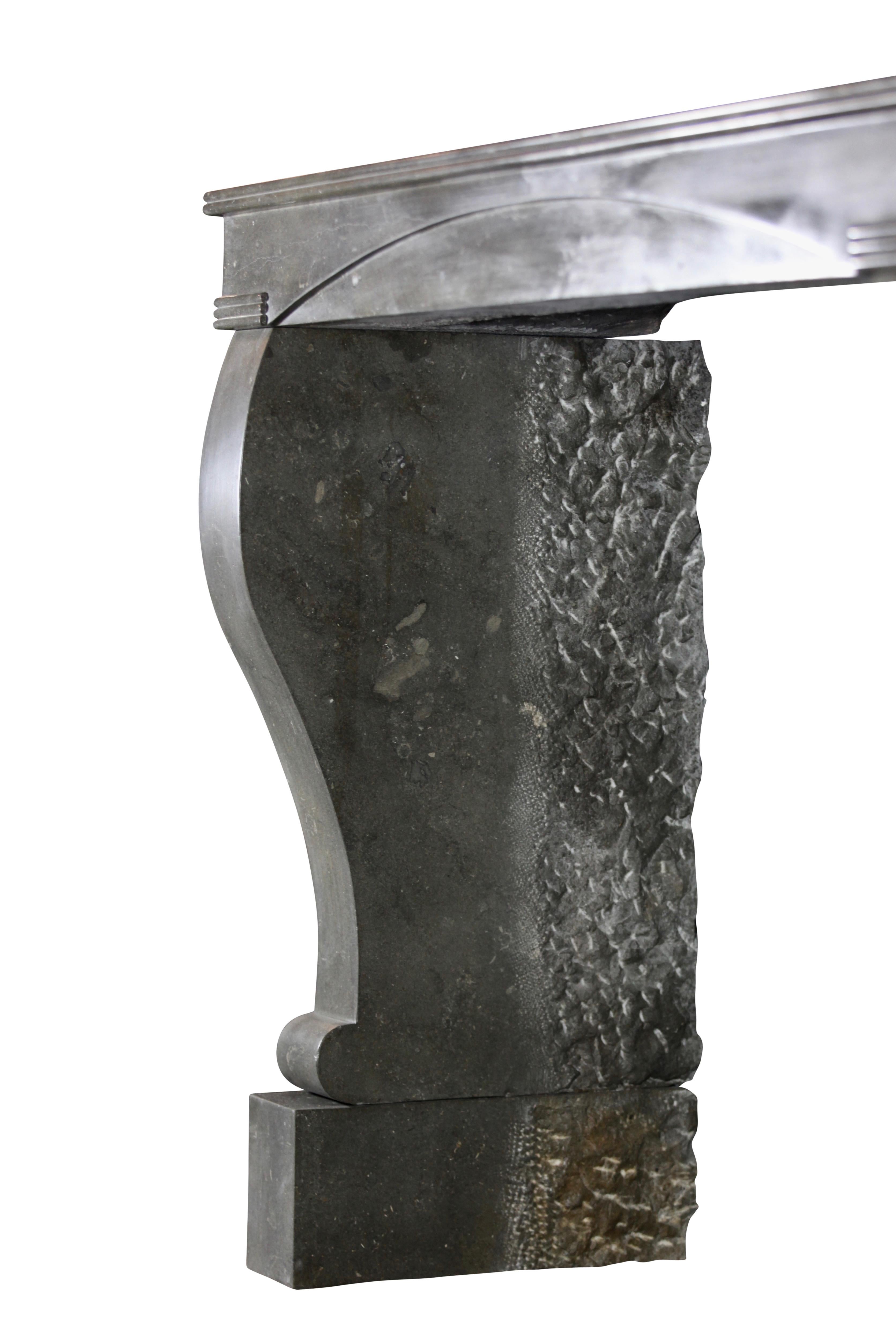 Fino Revestimiento de Chimenea Francesa Vintage Pequeña para un Interior Chique y Atemporal siglo XIX en venta