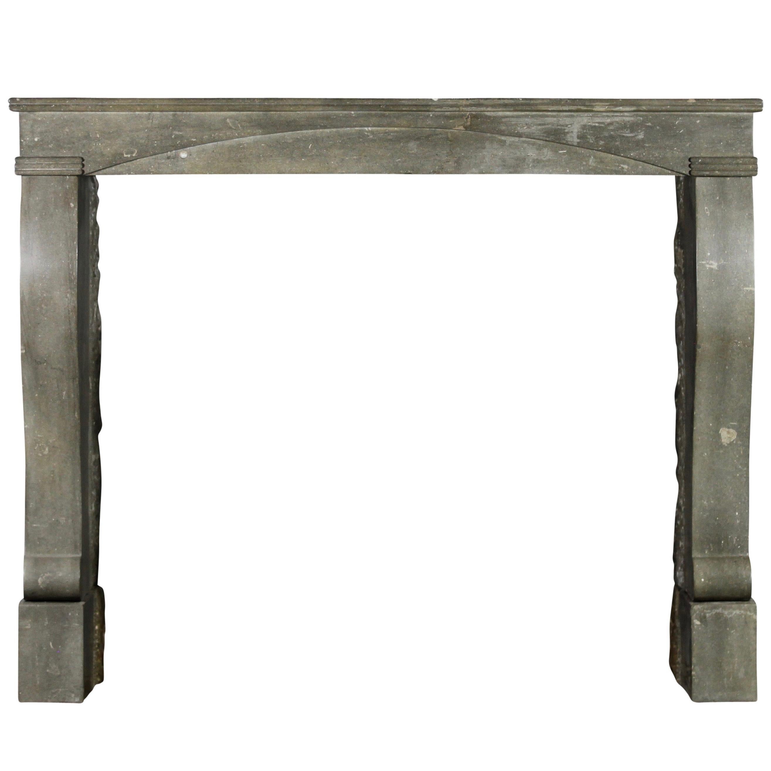 Petit encadrement de cheminée vintage français pour intérieur en chique ancienne