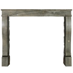 Petit encadrement de cheminée vintage français pour intérieur en chique ancienne