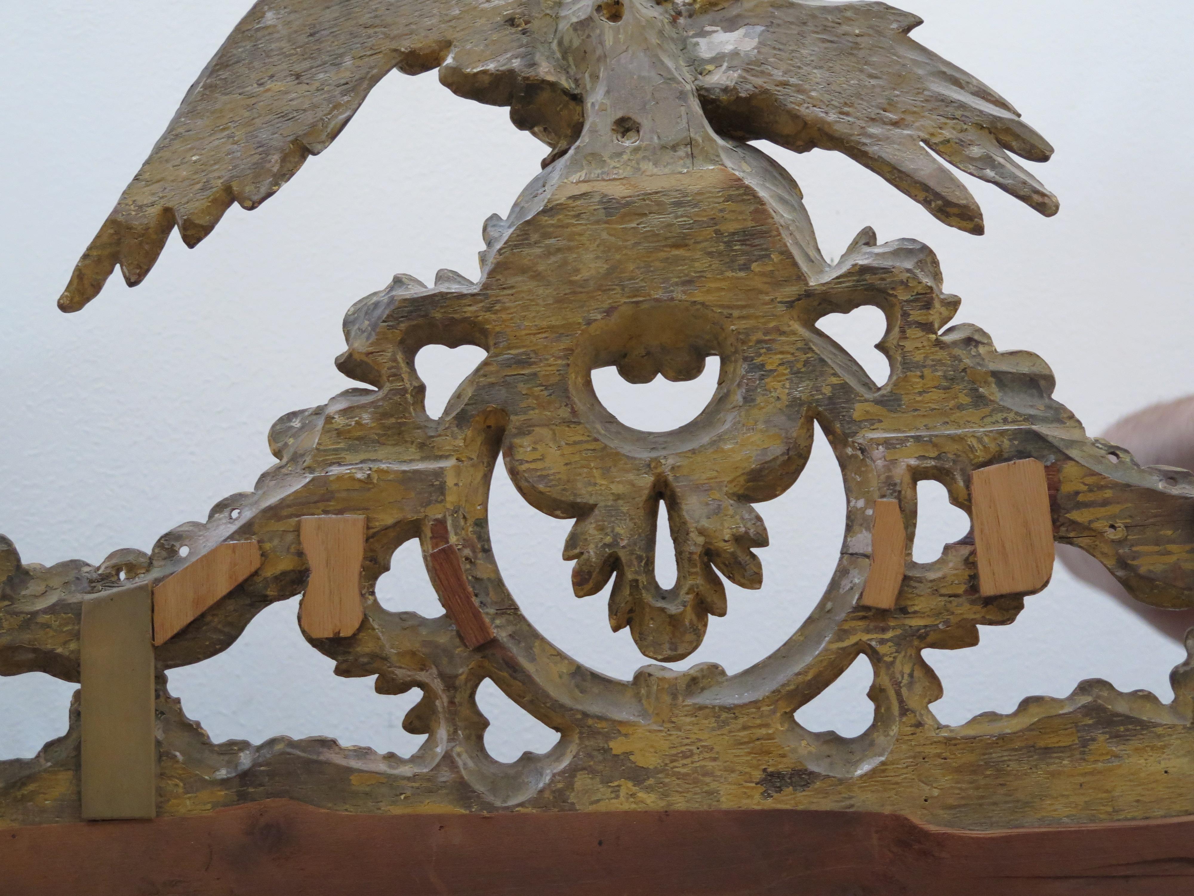 Ein feiner Spiegel aus geschnitztem Giltholz mit Phoenix-Wappen aus der Zeit von Georg II. im Angebot 4