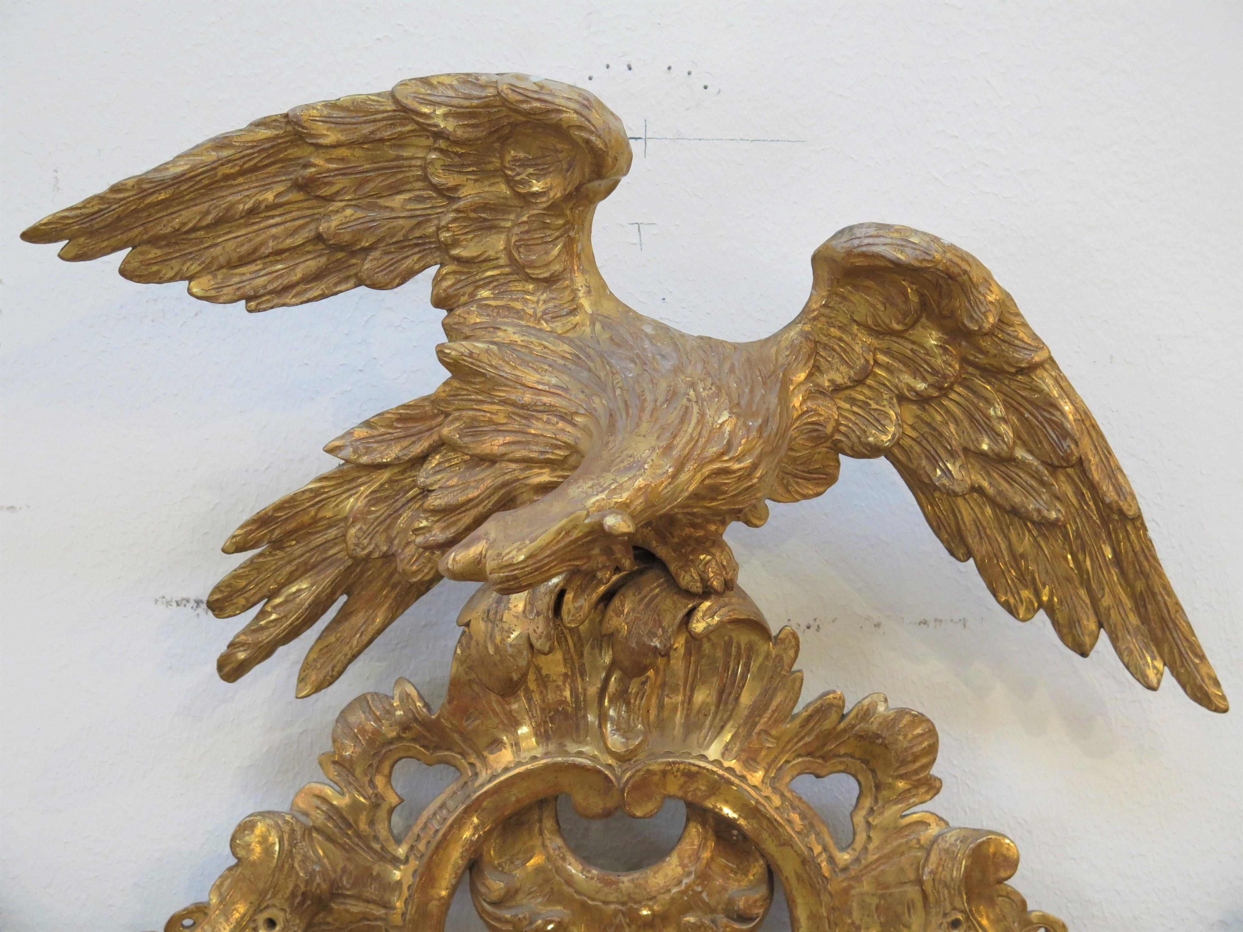 Irlandais du Nord Miroir en bois doré sculpté de George II avec écusson en forme de Phoenix en vente