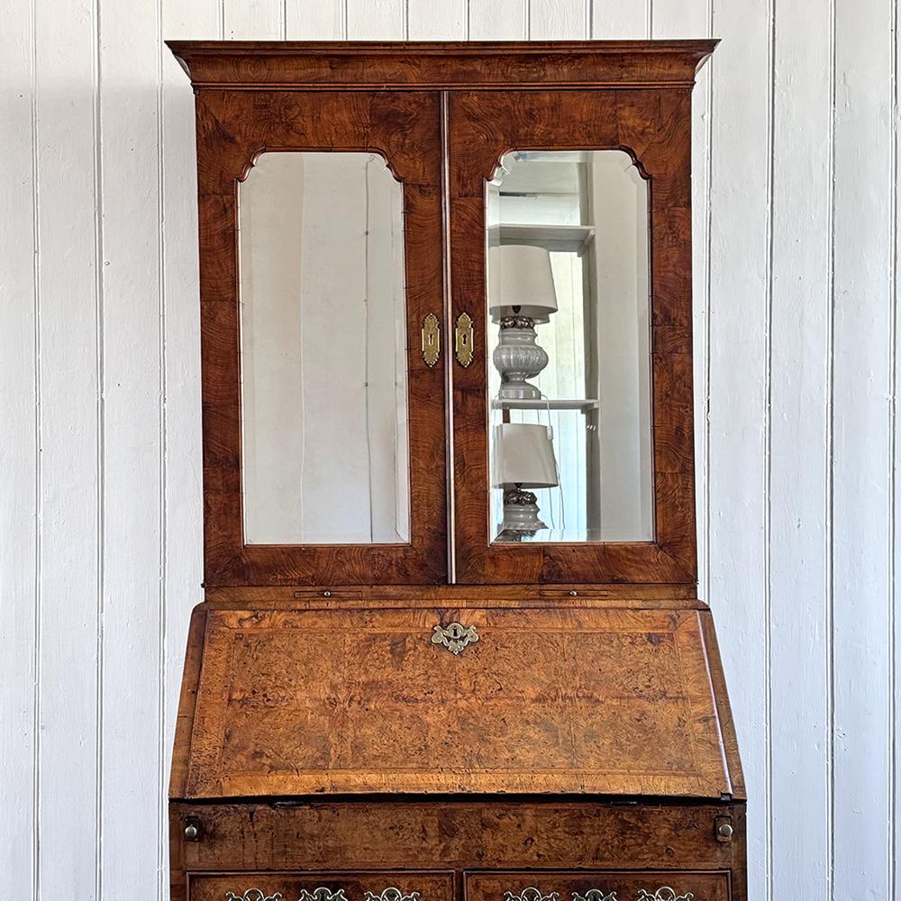 A Fine George II English Walnut Bureau Bookcase In Good Condition For Sale In London, GB