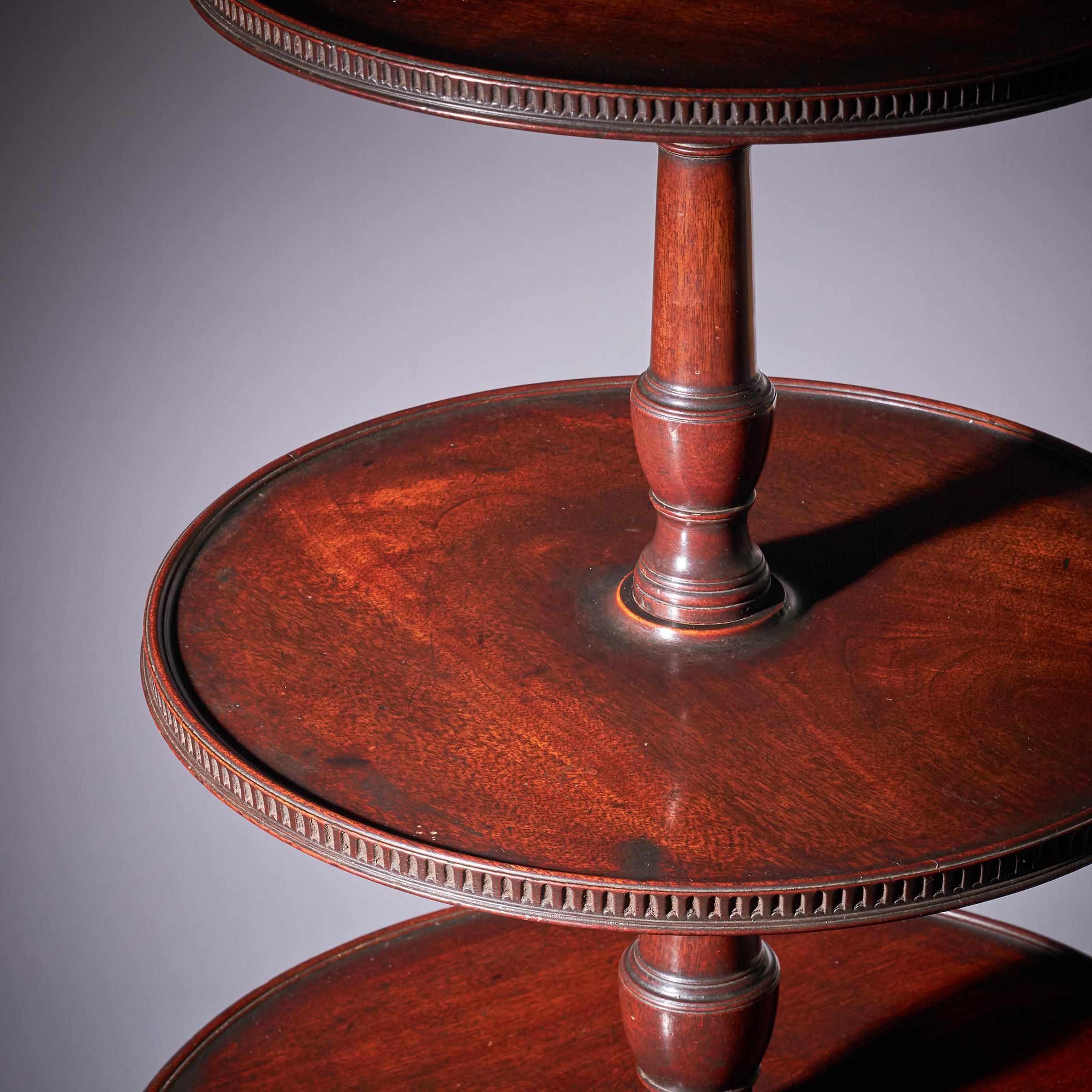 A Fine George III Chippendale Mahogany Dumb Waiter, Circa 1760. England.  For Sale 3