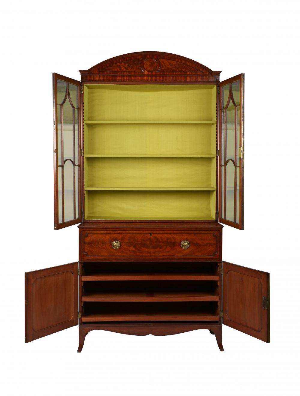 Fine George III Flame-Figured Mahogany Secretaire Cabinet In Excellent Condition For Sale In New York, NY
