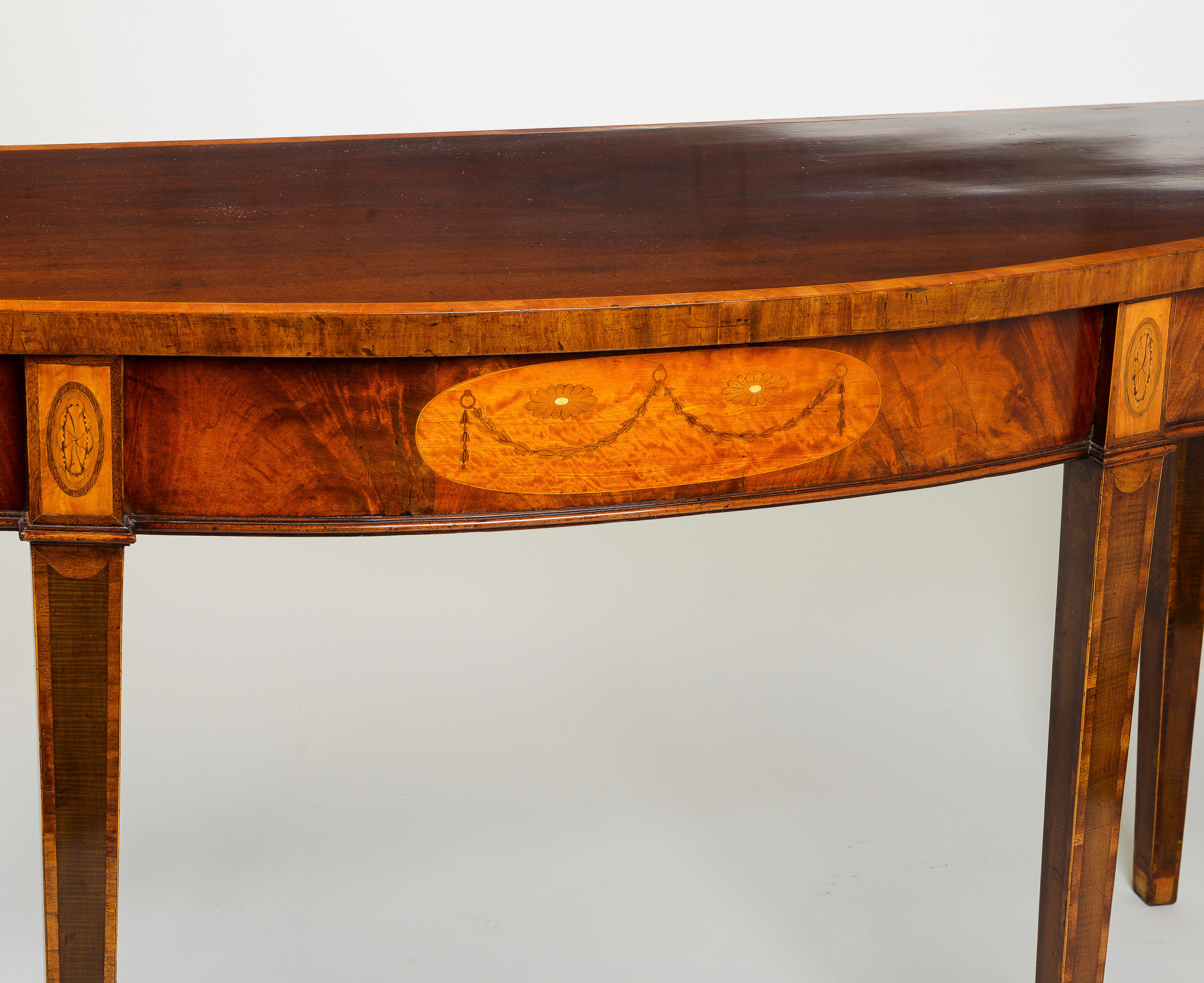 Fine George III Mahogany and Satinwood-Inlaid Serpentine Serving Table In Excellent Condition For Sale In New York, NY