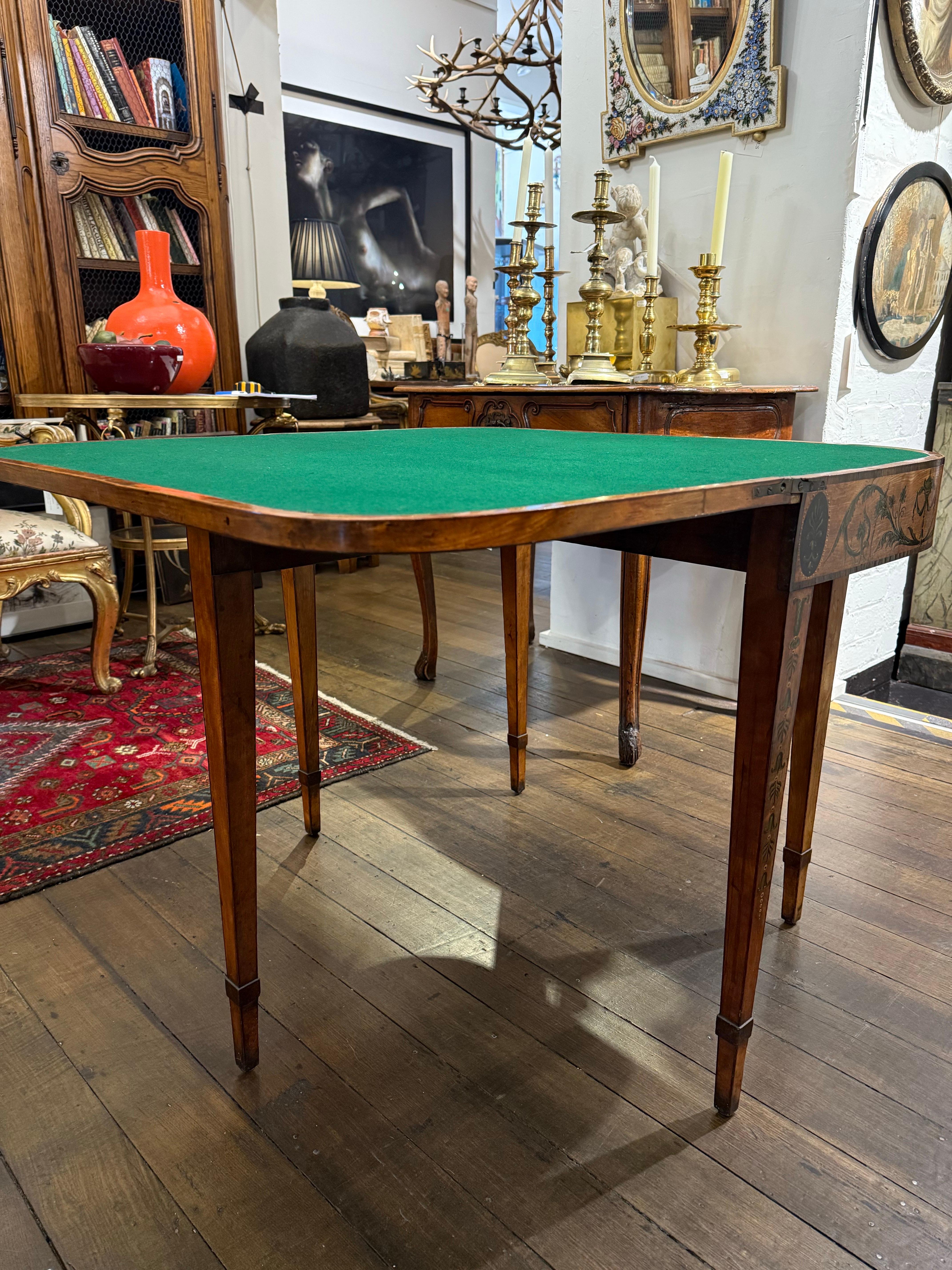 Un raffinato tavolo da gioco in legno satinato dipinto di Giorgio III, XVIII secolo in vendita 4