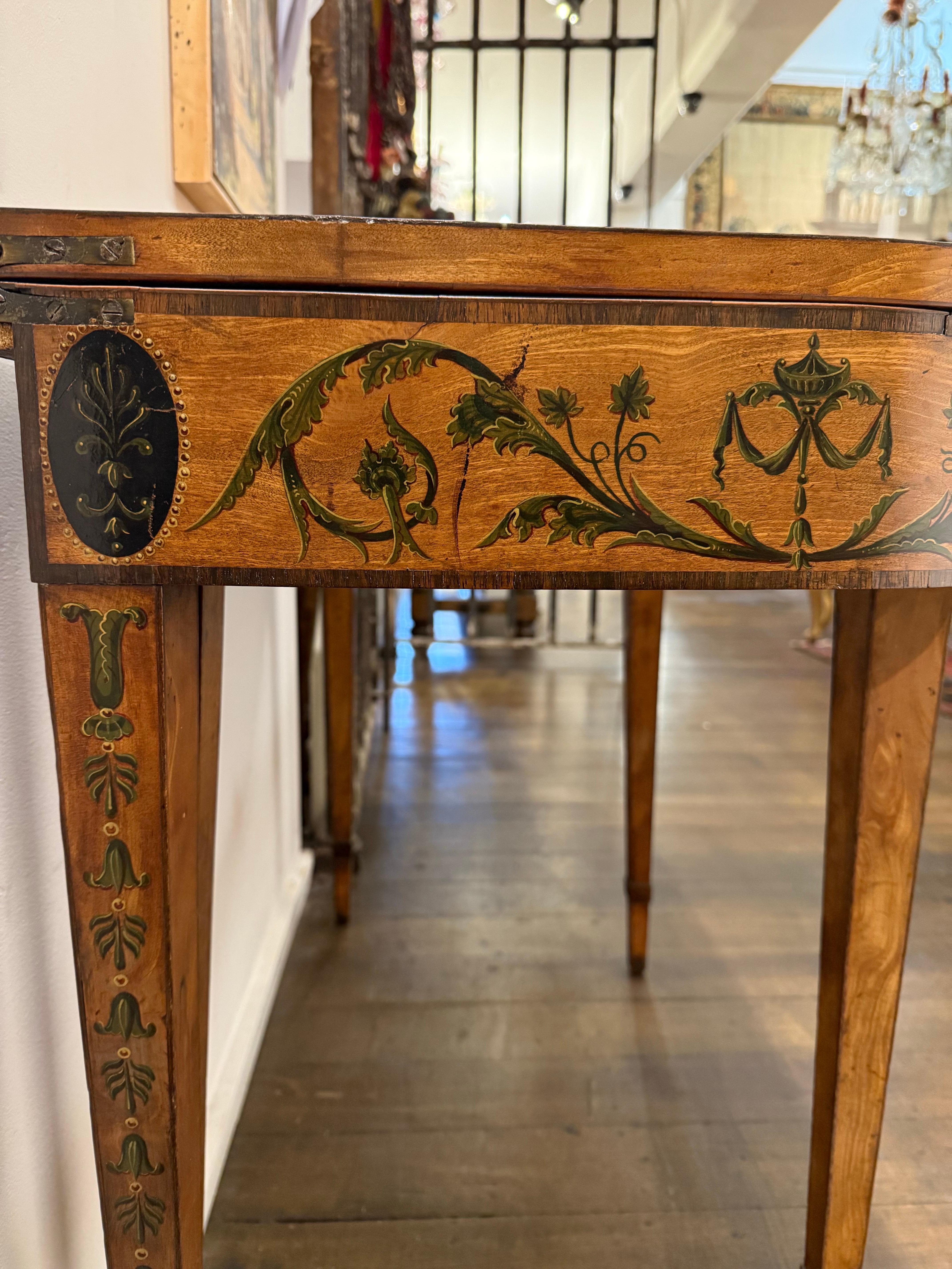 Fino al XVIII secolo Un raffinato tavolo da gioco in legno satinato dipinto di Giorgio III, XVIII secolo in vendita