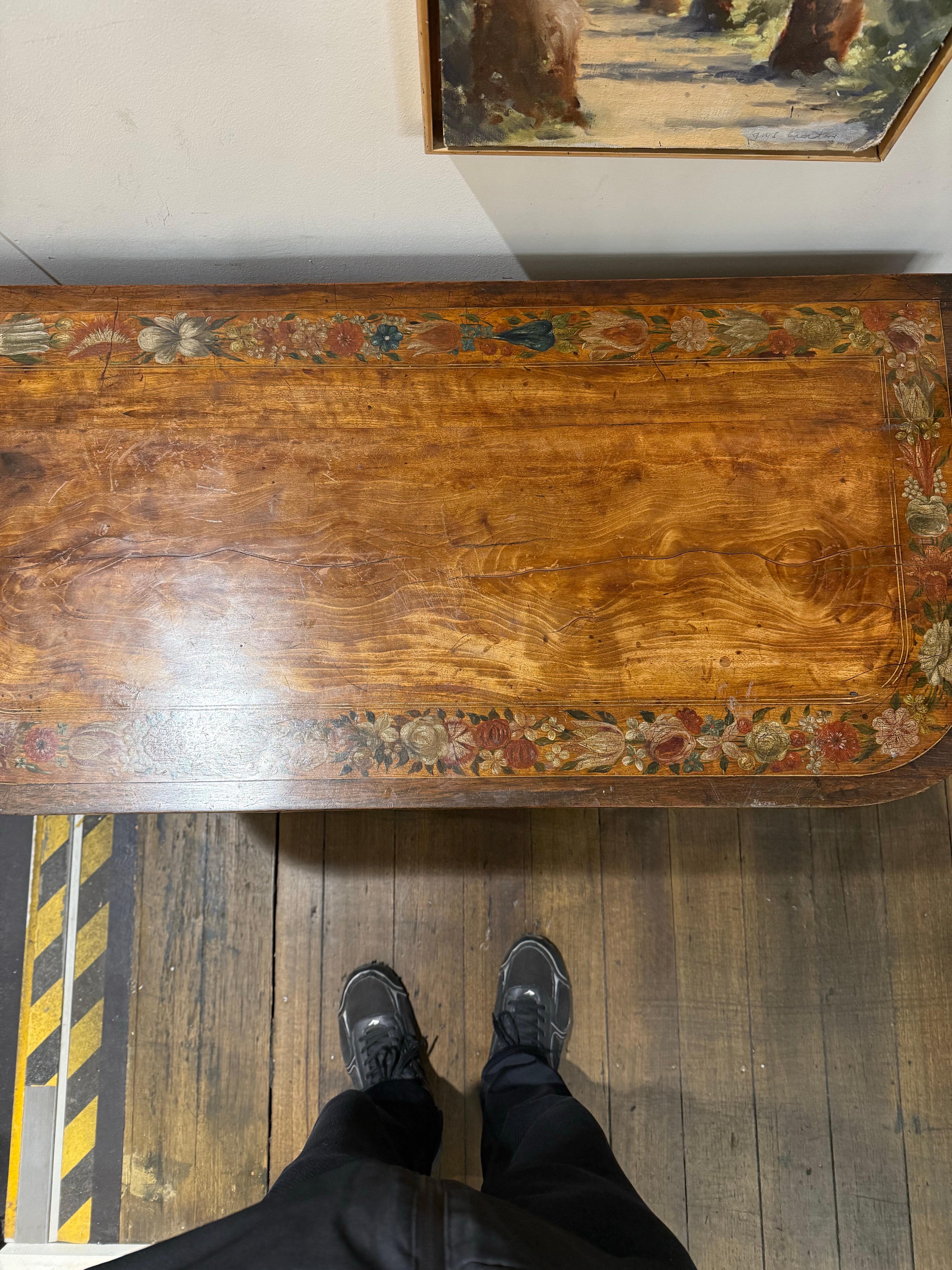 Legno di seta Un raffinato tavolo da gioco in legno satinato dipinto di Giorgio III, XVIII secolo in vendita