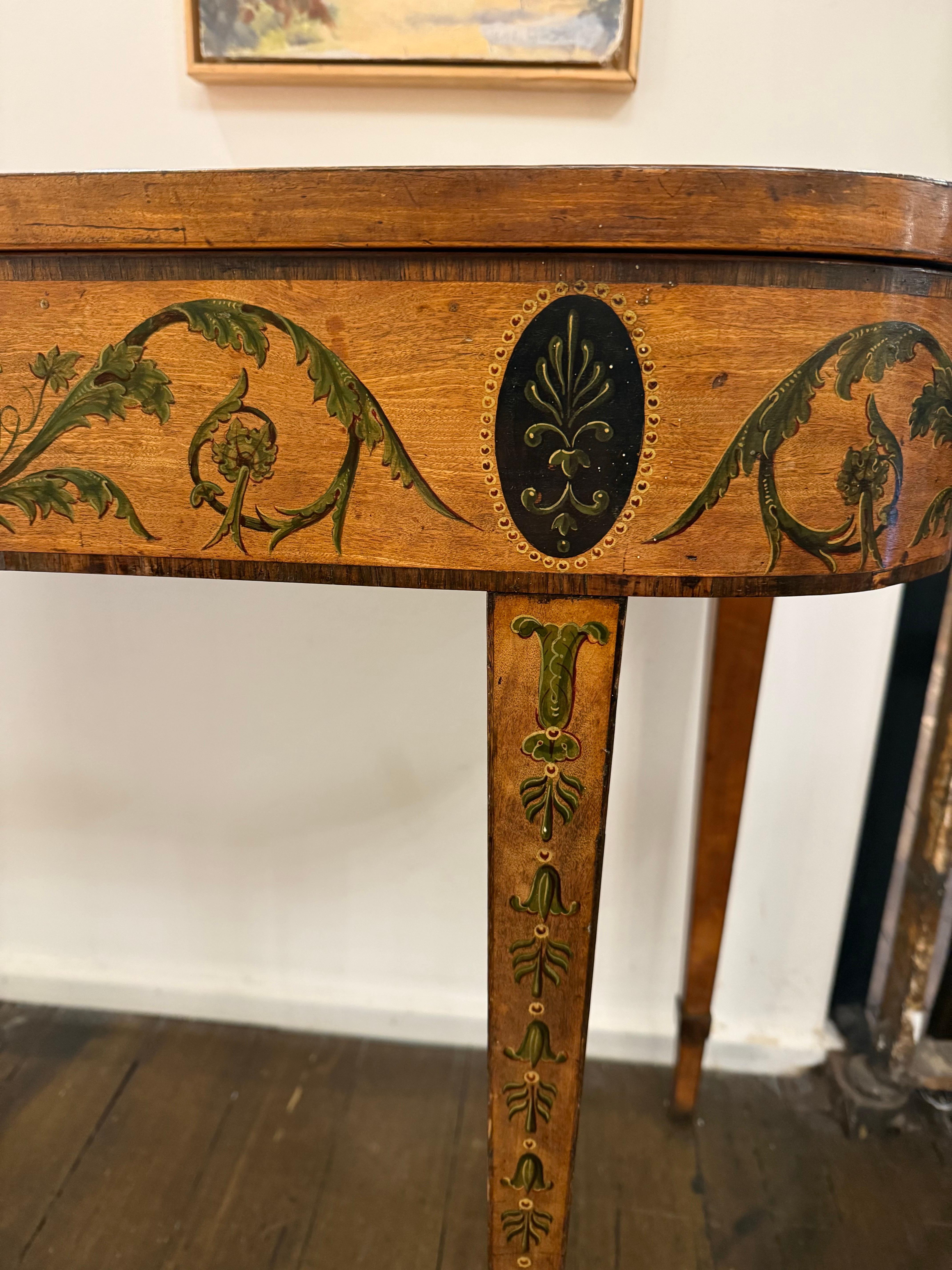 Un raffinato tavolo da gioco in legno satinato dipinto di Giorgio III, XVIII secolo in vendita 2