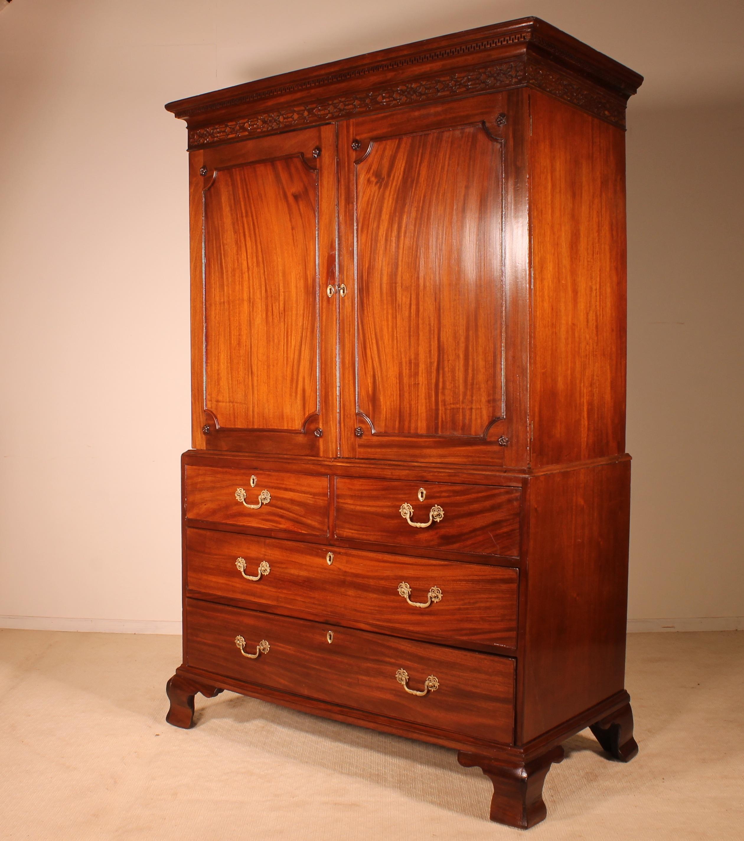 A very Fine George III mahogany linen press with lovely proportions 
Beautiful piece of good quality and in very good condition with a nice patina 
on the upper part, the linenpress dispose of 3 shelves , but can also be used to hang