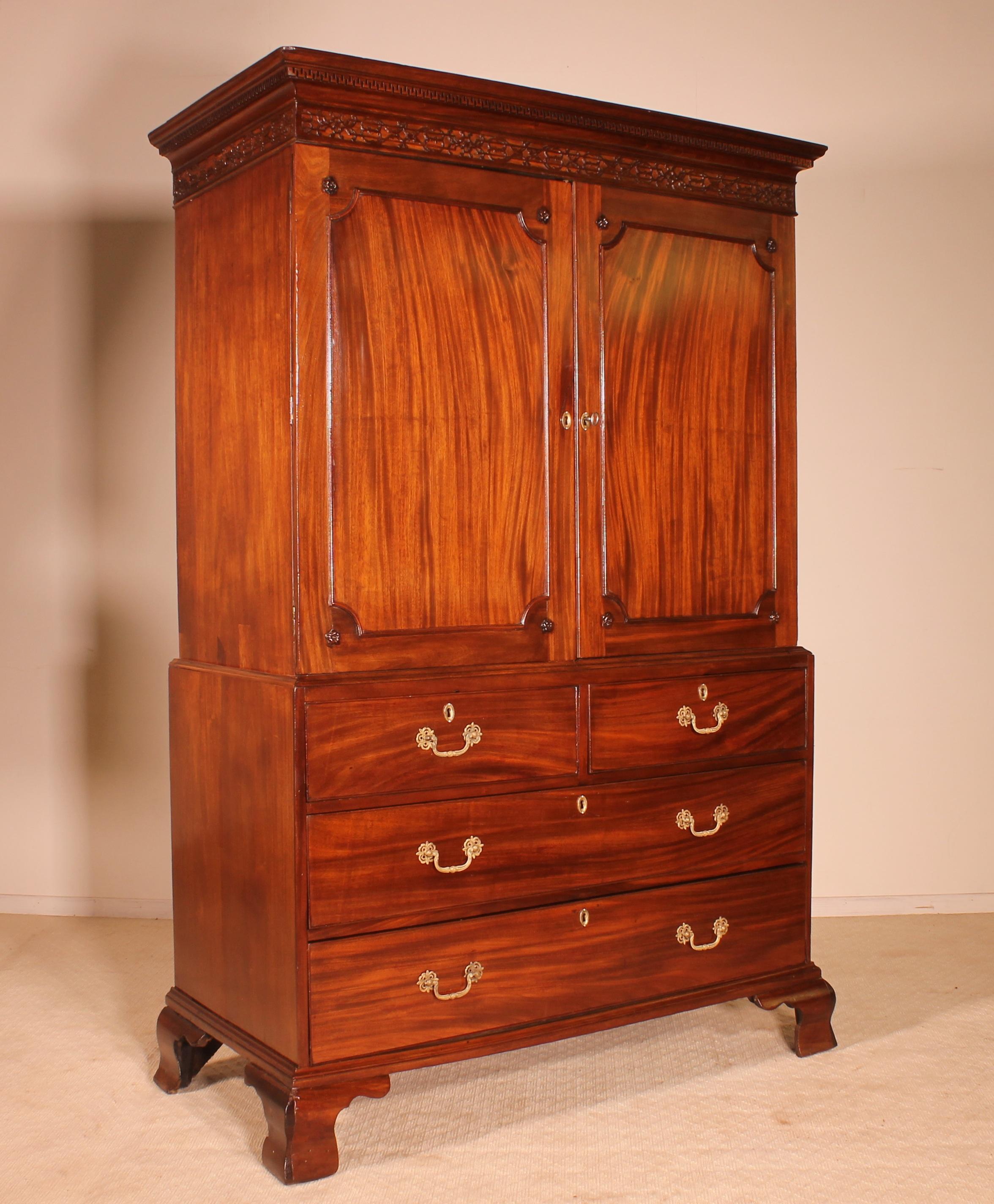 Fine George III Period Mahogany Linen Press 3