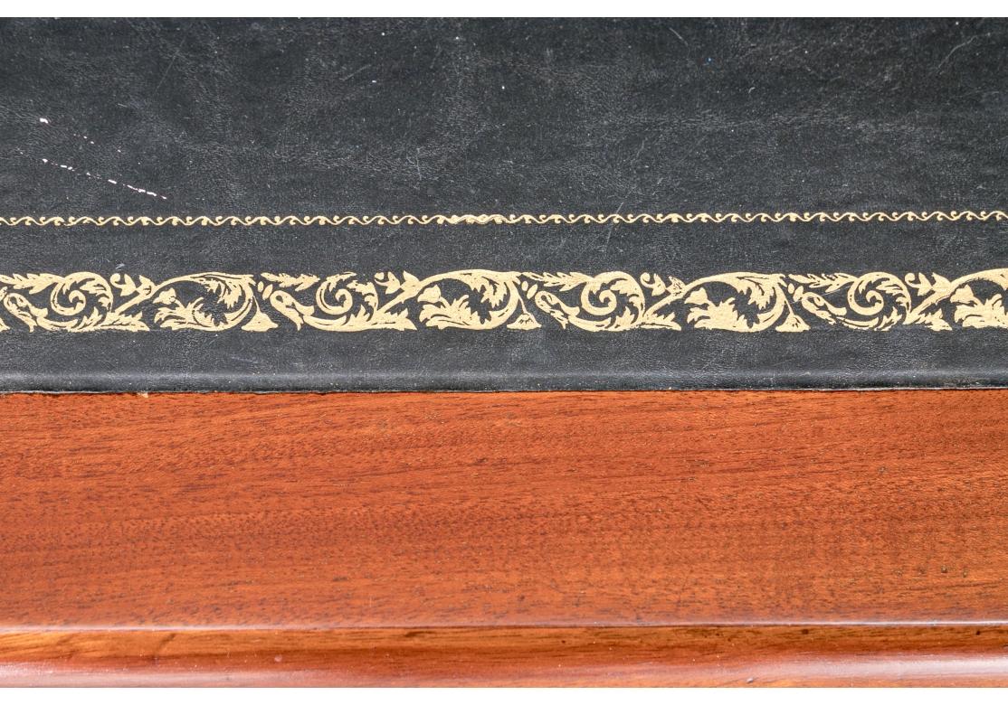 Ein feiner Mahagoni-Schreibtisch im Stil von George III. im Zustand „Gut“ im Angebot in Bridgeport, CT