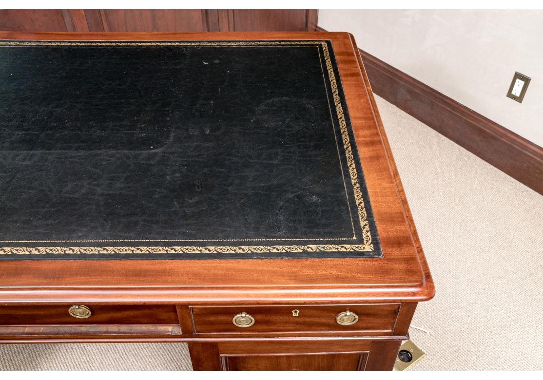 Ein feiner Mahagoni-Schreibtisch im Stil von George III. (19. Jahrhundert) im Angebot