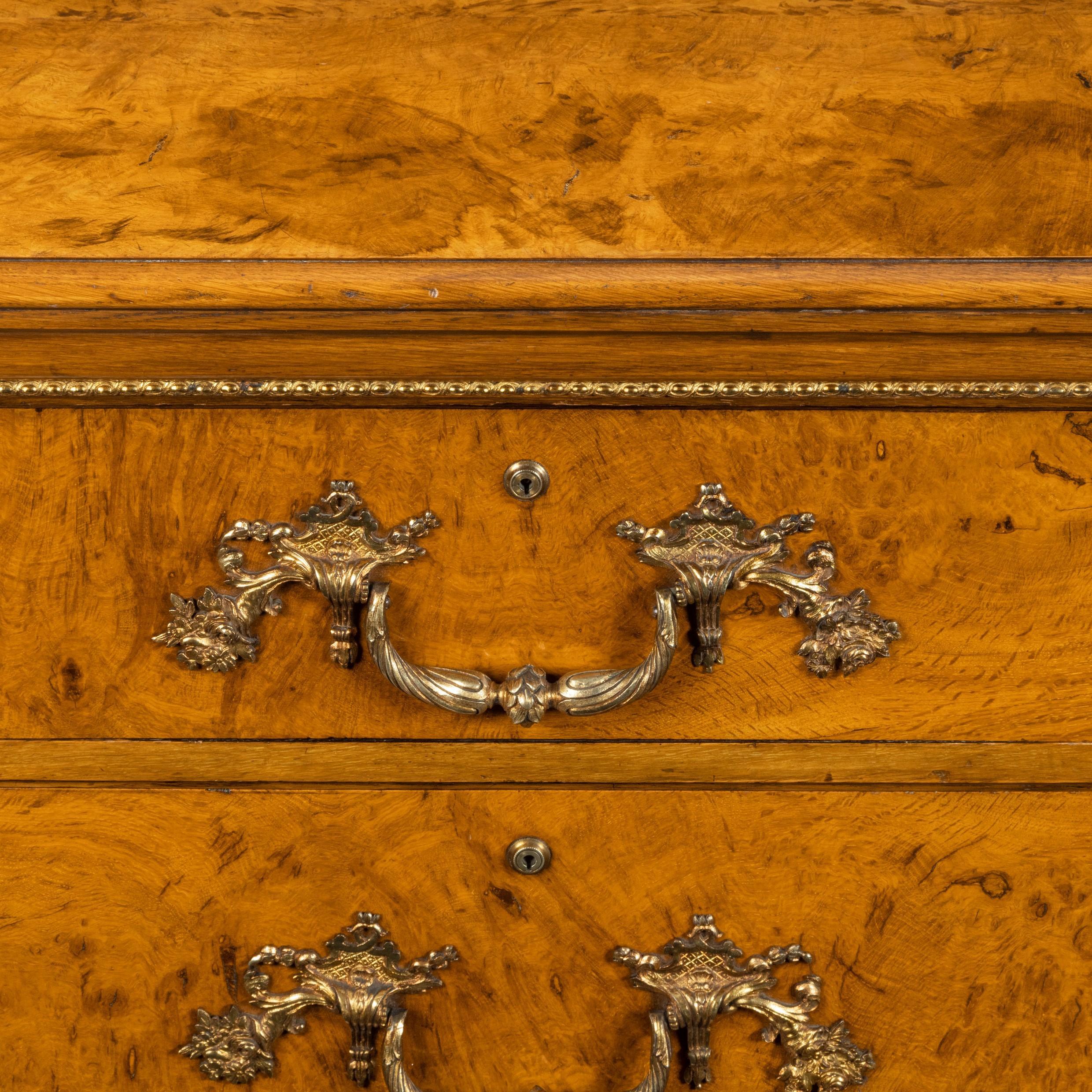 Britannico Raffinata cassettiera in radica di Oak di George IV alla maniera di Morel & Seddon in vendita