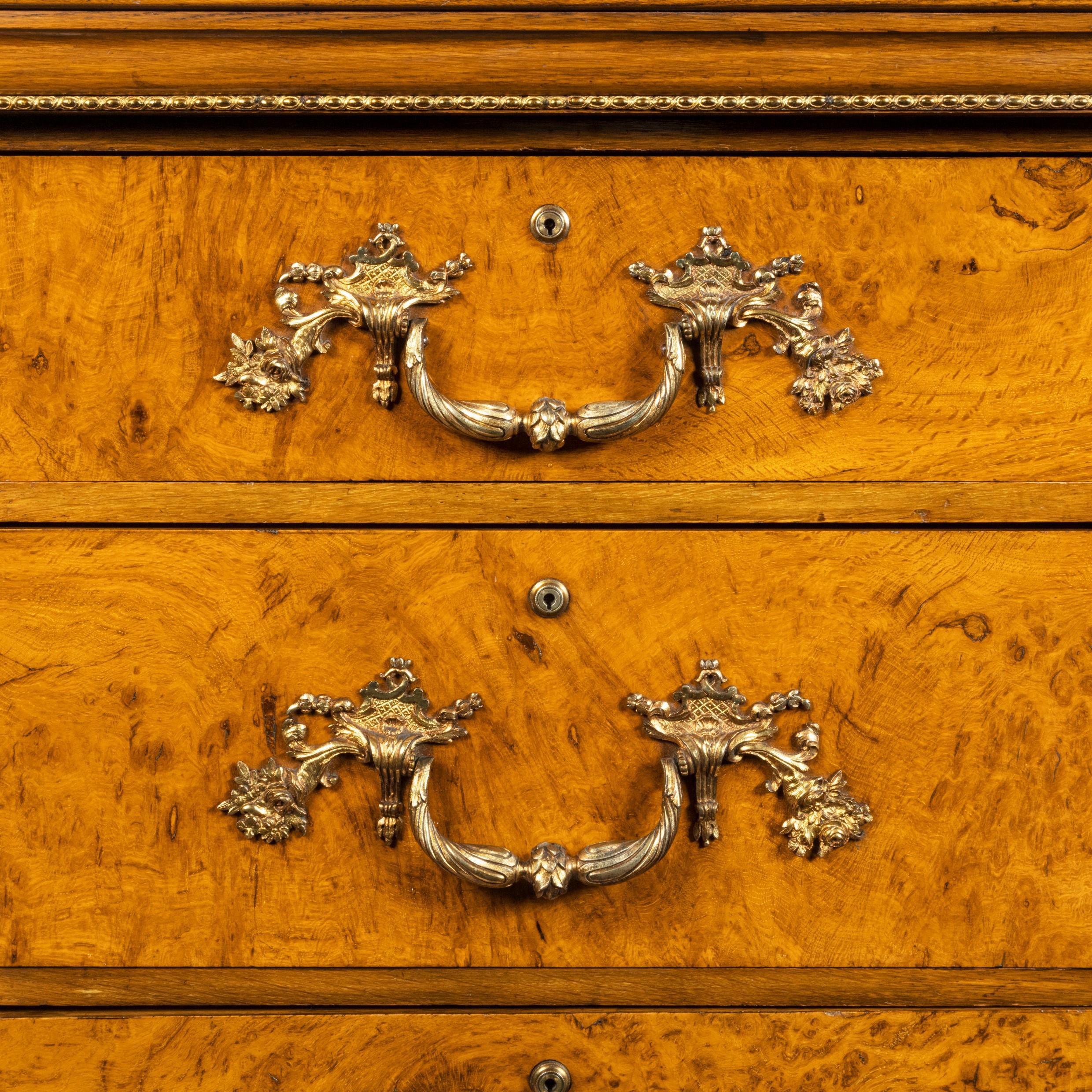 Raffinata cassettiera in radica di Oak di George IV alla maniera di Morel & Seddon in vendita 2