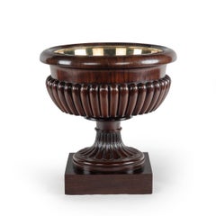 Un raffiné cave à vin en acajou de style George IV attribué à Gillows