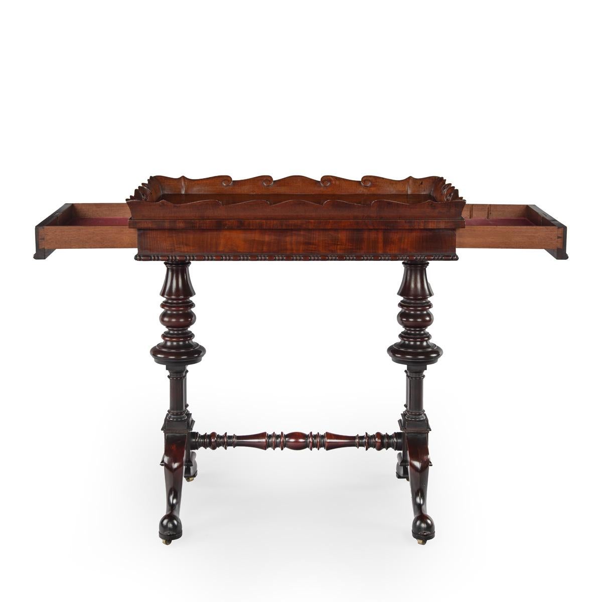 Inglese Un raffinato tavolo occasionale con piano a vassoio di epoca Giorgio IV di Gillows, 1825 ca. in vendita