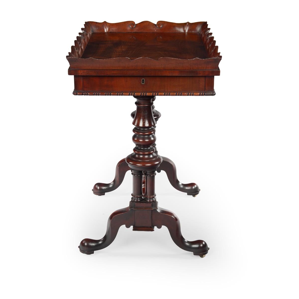 Un raffinato tavolo occasionale con piano a vassoio di epoca Giorgio IV di Gillows, 1825 ca. In condizioni buone in vendita a Lymington, Hampshire