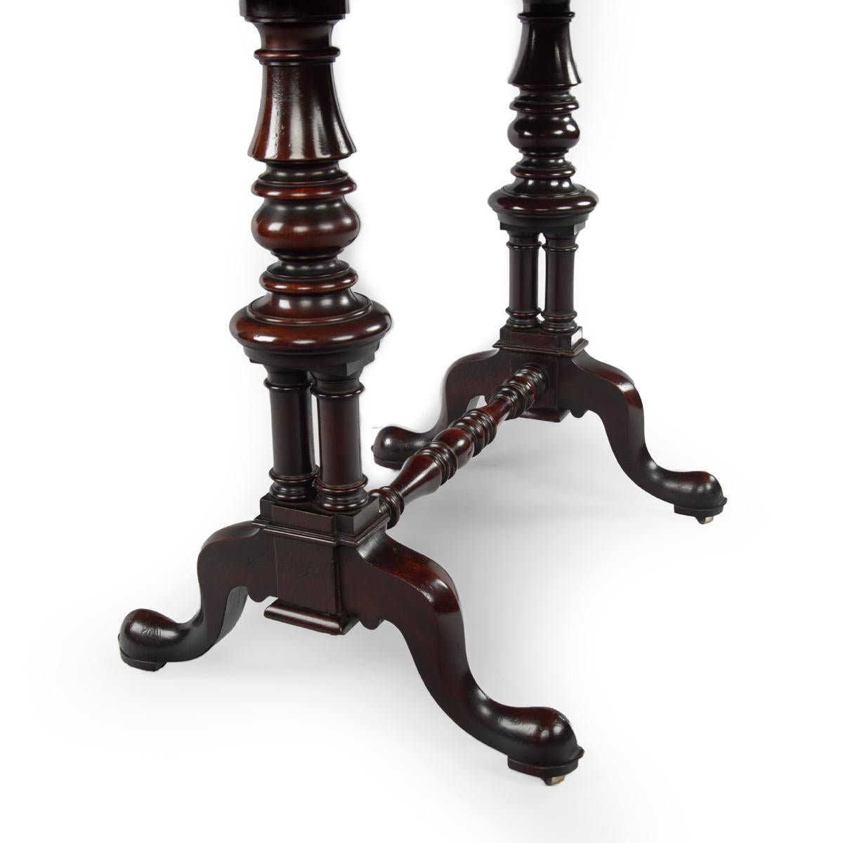 Un raffinato tavolo occasionale con piano a vassoio di epoca Giorgio IV di Gillows, 1825 ca. in vendita 2