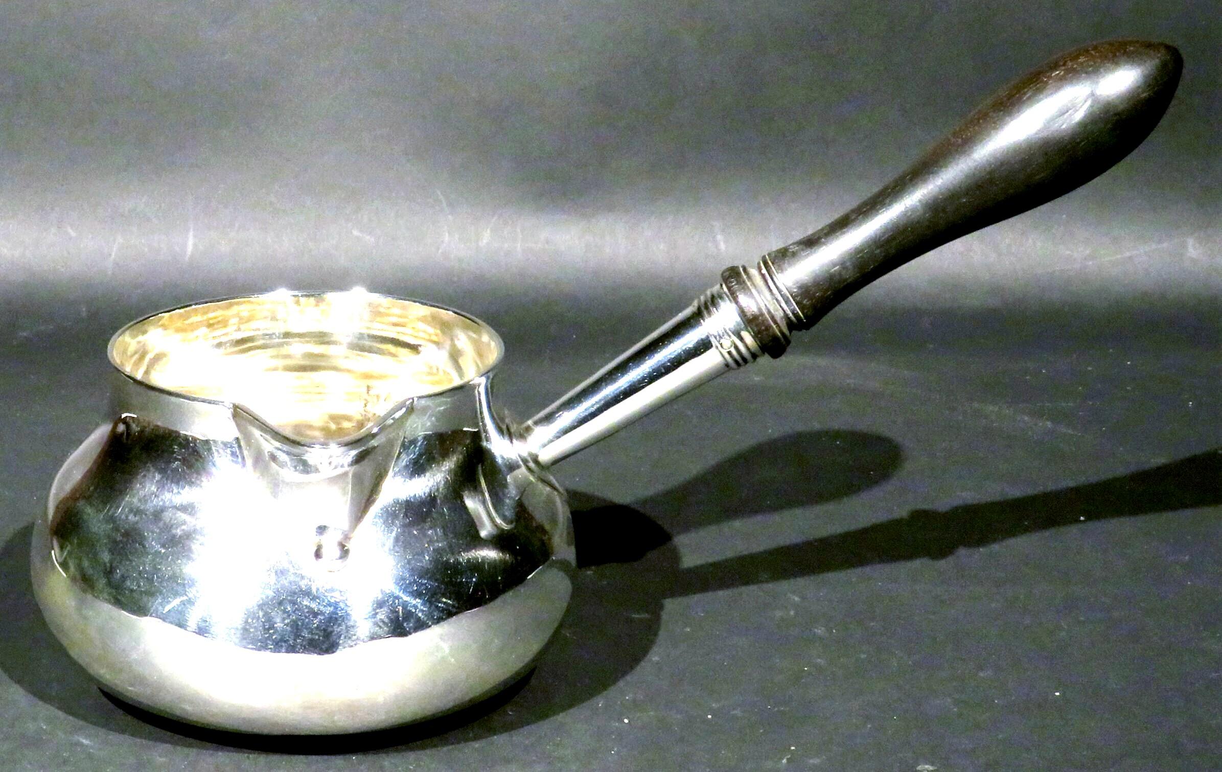 An exceptional Georgian sterling silver brandy warmer of fine & large proportions and in extremely good overall condition, by one of the most important & oldest British silversmith firms dating back to 1680.
The large sterling bowl of compressed