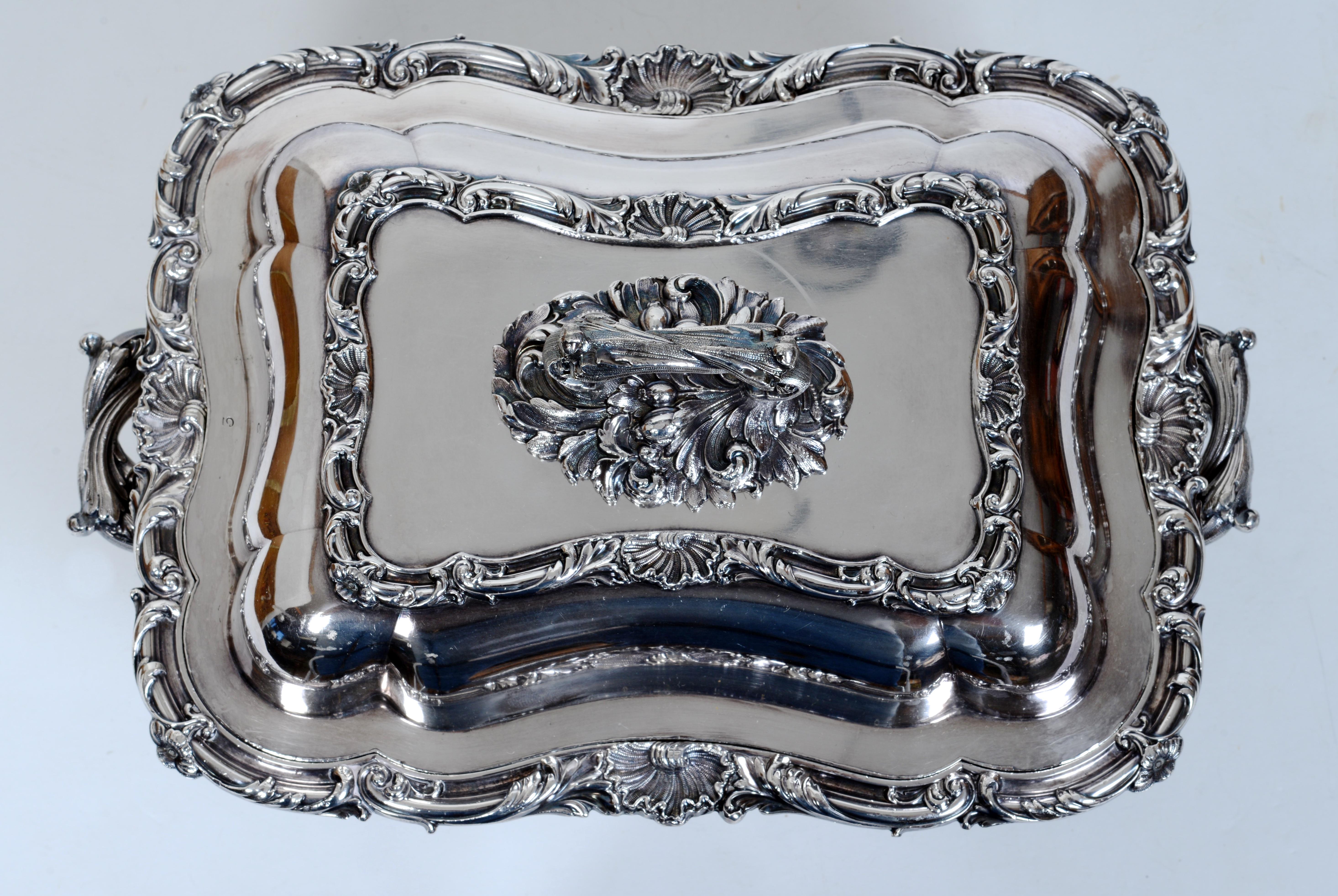 Un raffinato piatto da portata in quattro parti di Sheffield antico, georgiano, del 1800 circa. Un raro e bellissimo piatto da portata degli inizi del XIX secolo. Piatto georgiano di Sheffield con intricati disegni floreali incisi a mano. Il piatto