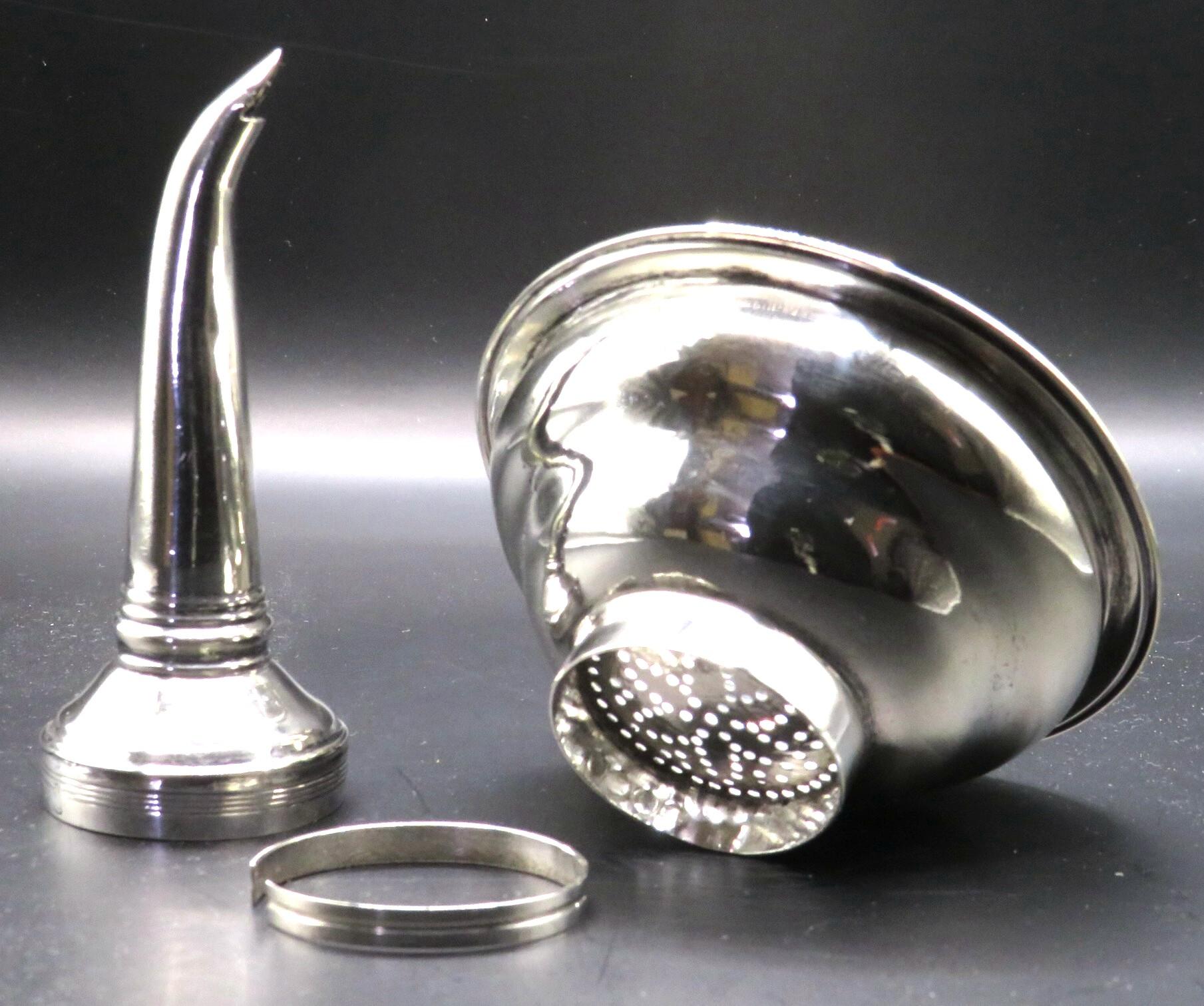 A Fine Georgian Sterling Silver Wine Funnel by Robert & Samuel Hennell, 1808 In Good Condition For Sale In Ottawa, Ontario