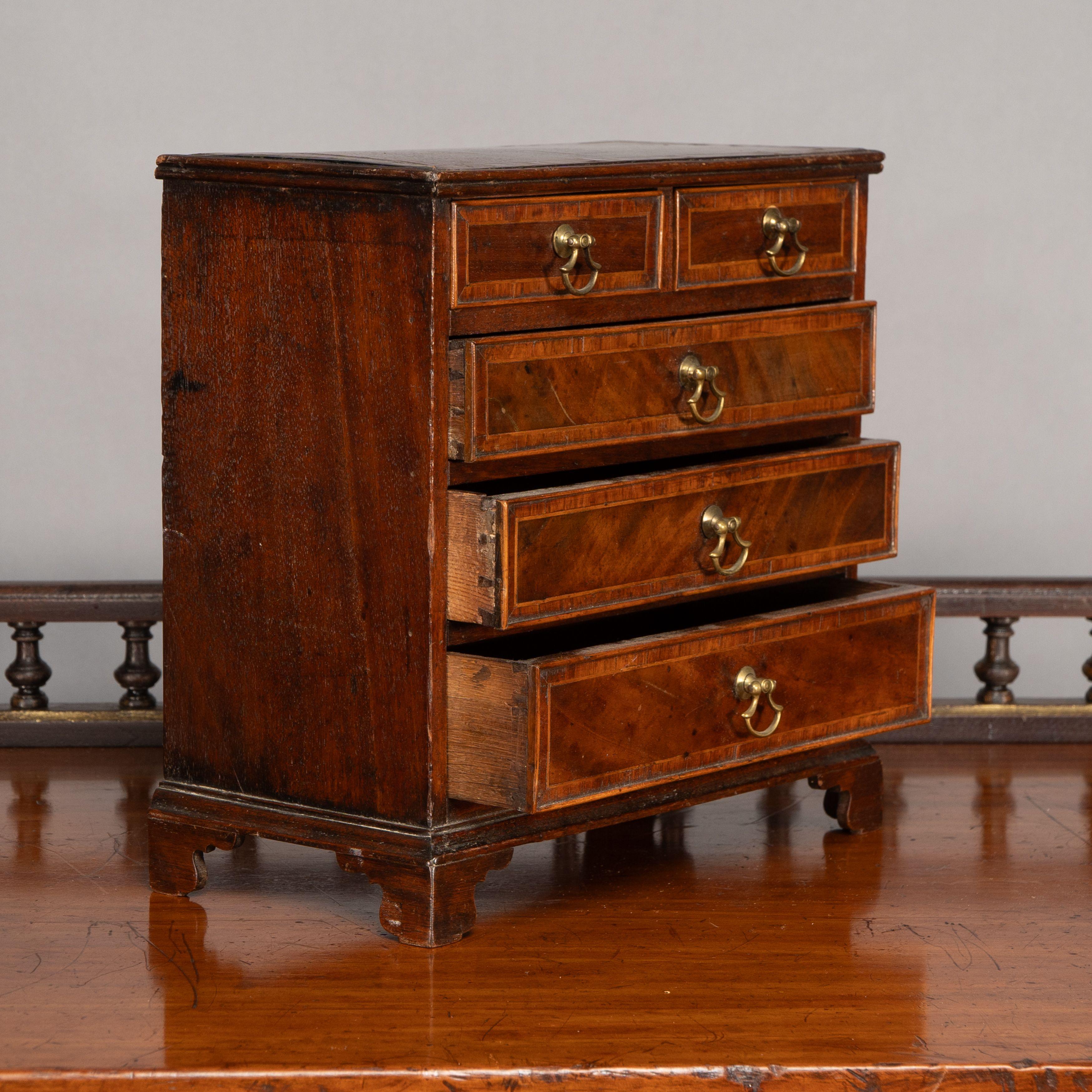 Una bella cassettiera georgiana in noce in miniatura in vendita 2