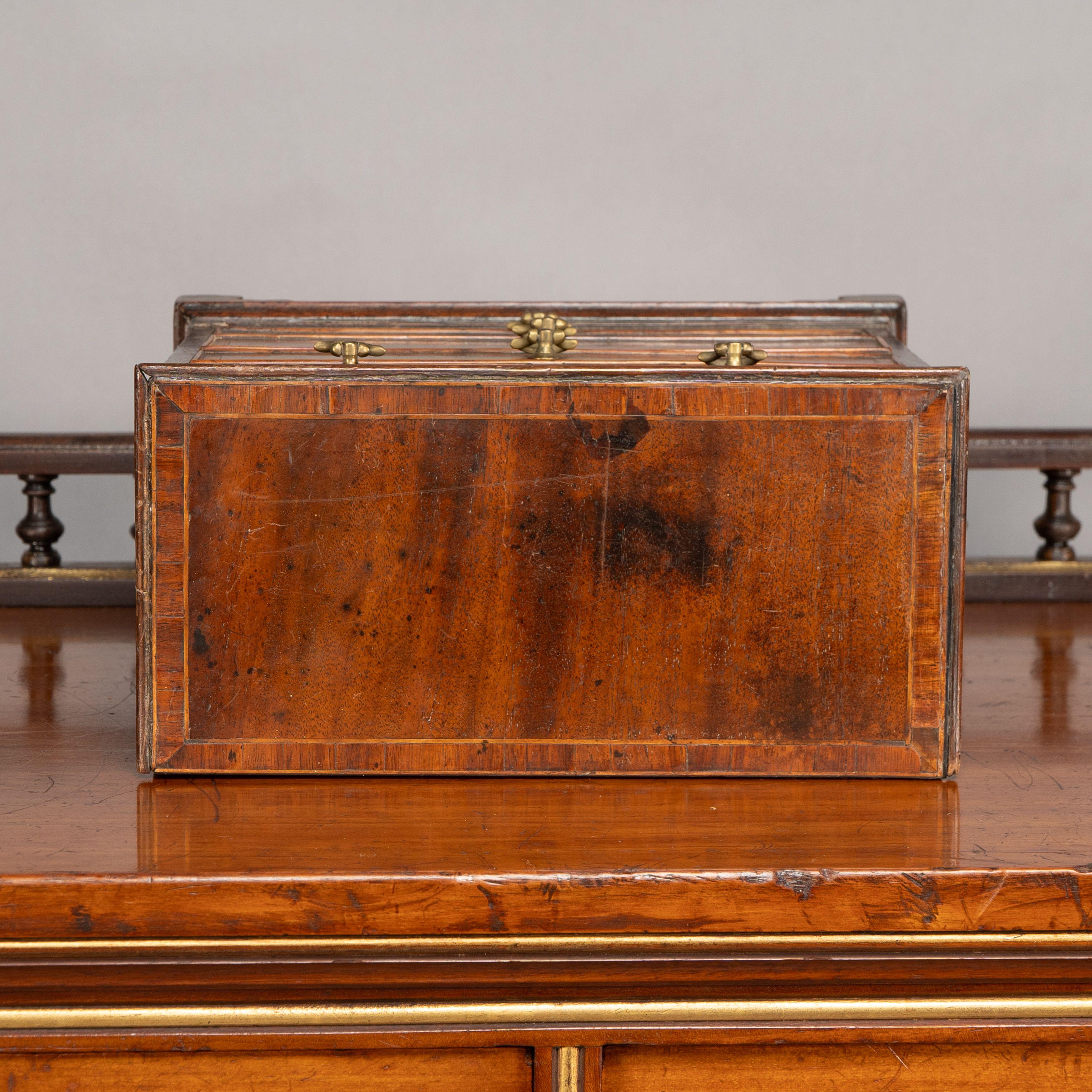 Una bella cassettiera georgiana in noce in miniatura in vendita 3