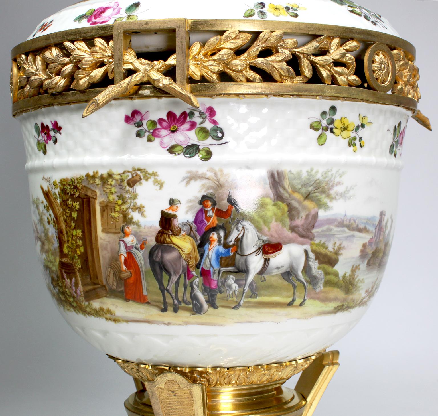 Bronze doré Pot-pourri allemand du 19ème siècle en porcelaine et bronze doré monté  Vase Urne en vente