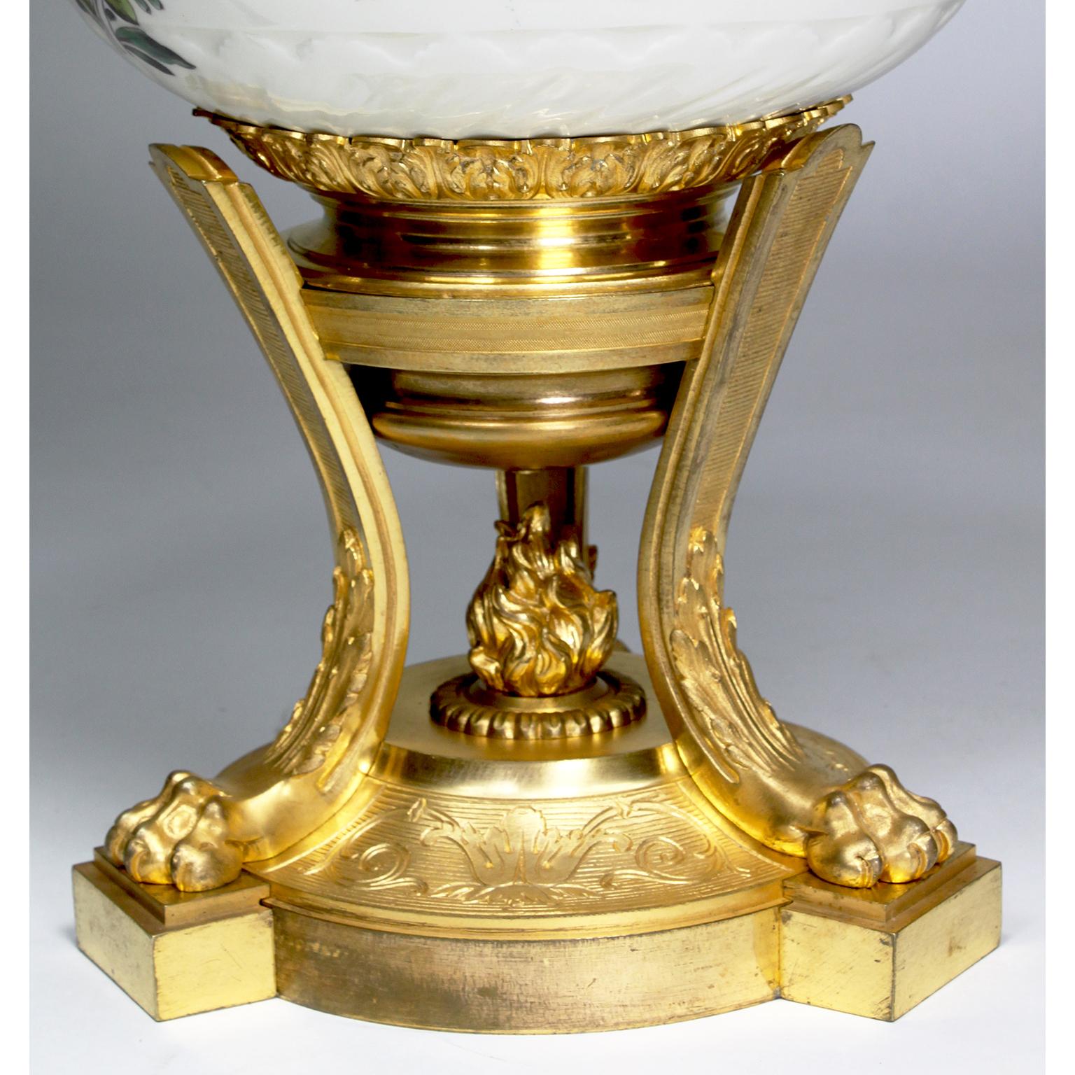 Pot-pourri allemand du 19ème siècle en porcelaine et bronze doré monté  Vase Urne en vente 4