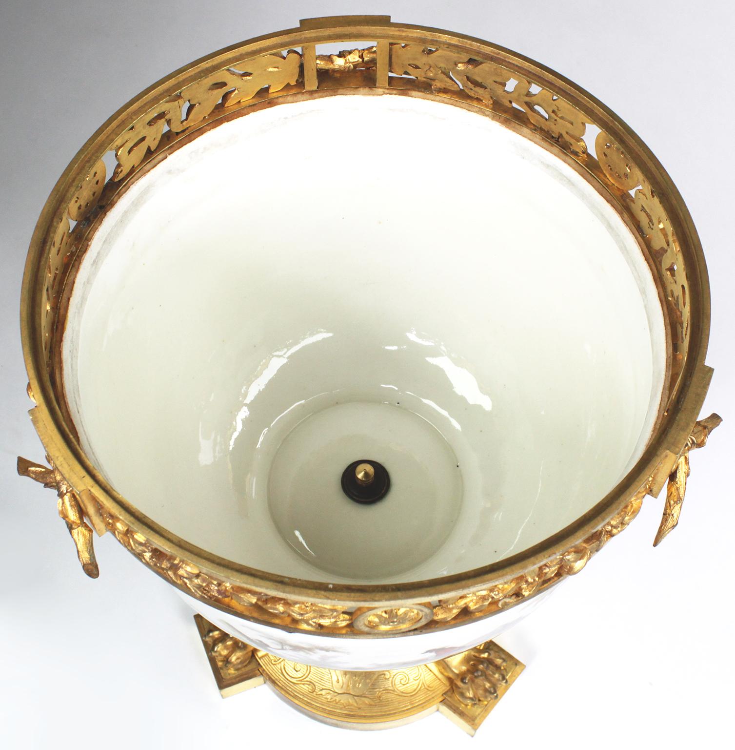 Pot-pourri allemand du 19ème siècle en porcelaine et bronze doré monté  Vase Urne en vente 5