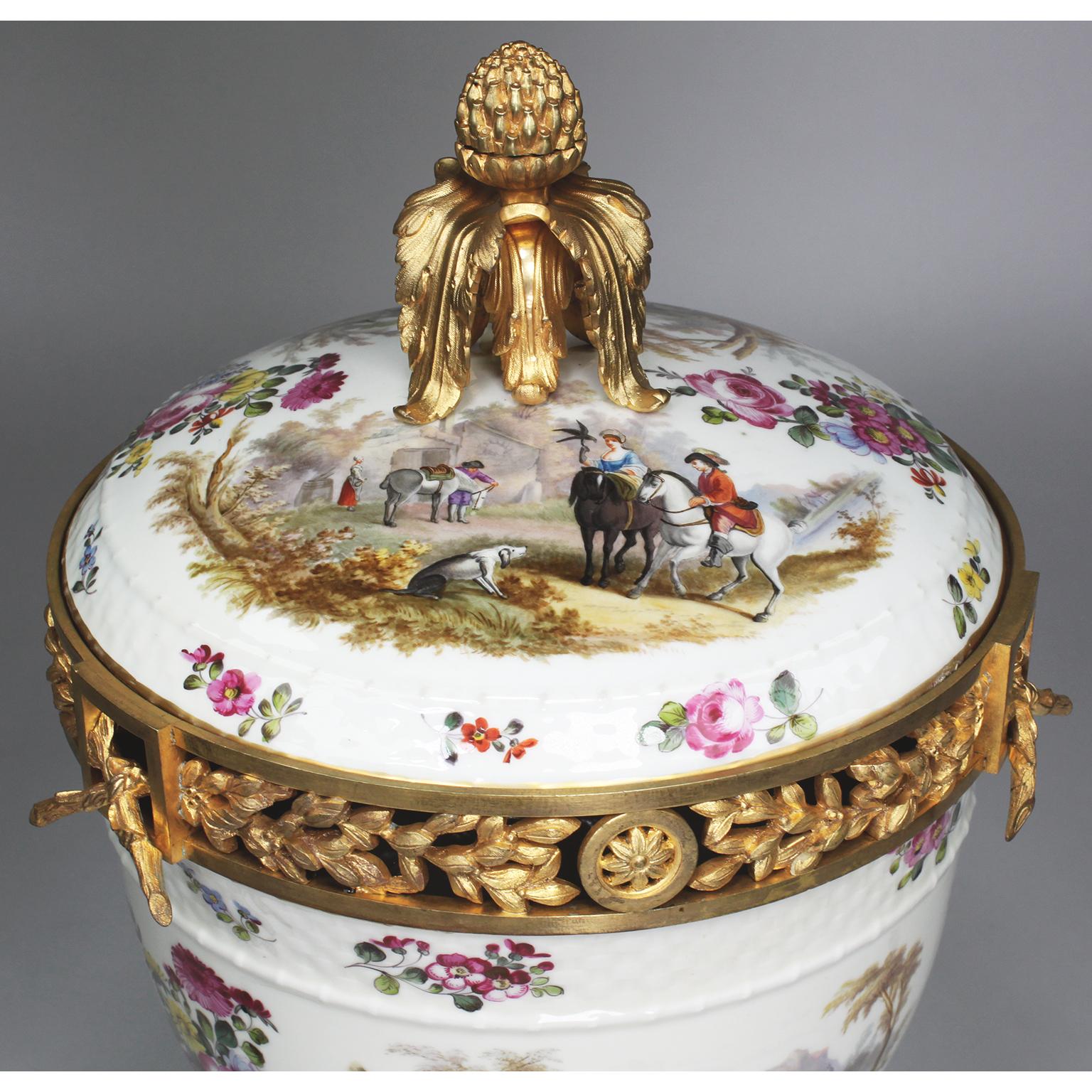 Allemand Pot-pourri allemand du 19ème siècle en porcelaine et bronze doré monté  Vase Urne en vente