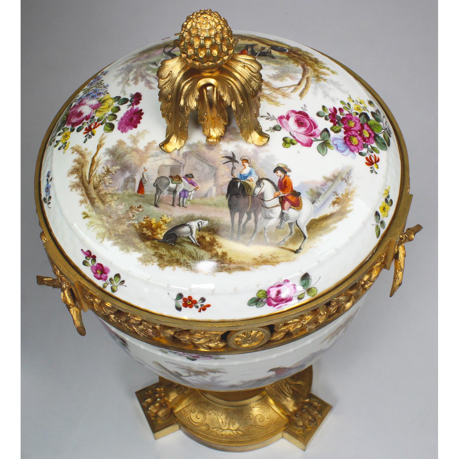 Peint à la main Pot-pourri allemand du 19ème siècle en porcelaine et bronze doré monté  Vase Urne en vente