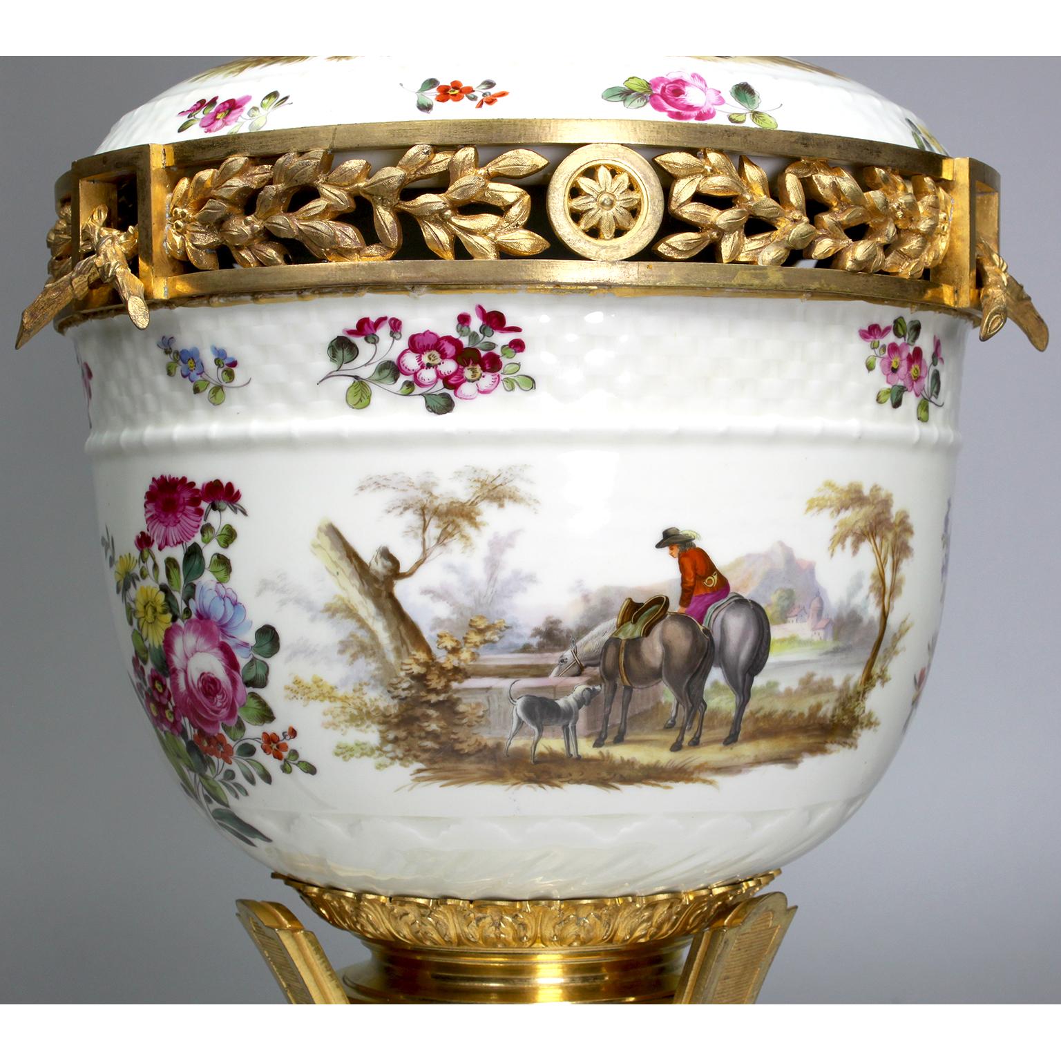XIXe siècle Pot-pourri allemand du 19ème siècle en porcelaine et bronze doré monté  Vase Urne en vente