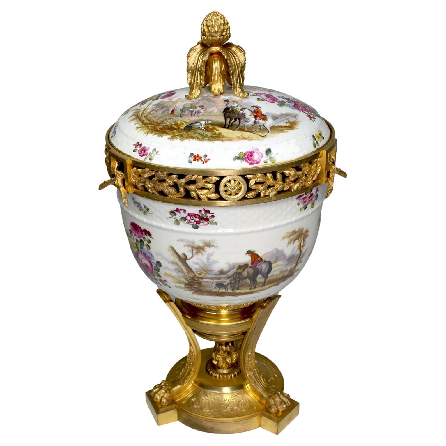 Pot-pourri allemand du 19ème siècle en porcelaine et bronze doré monté  Vase Urne