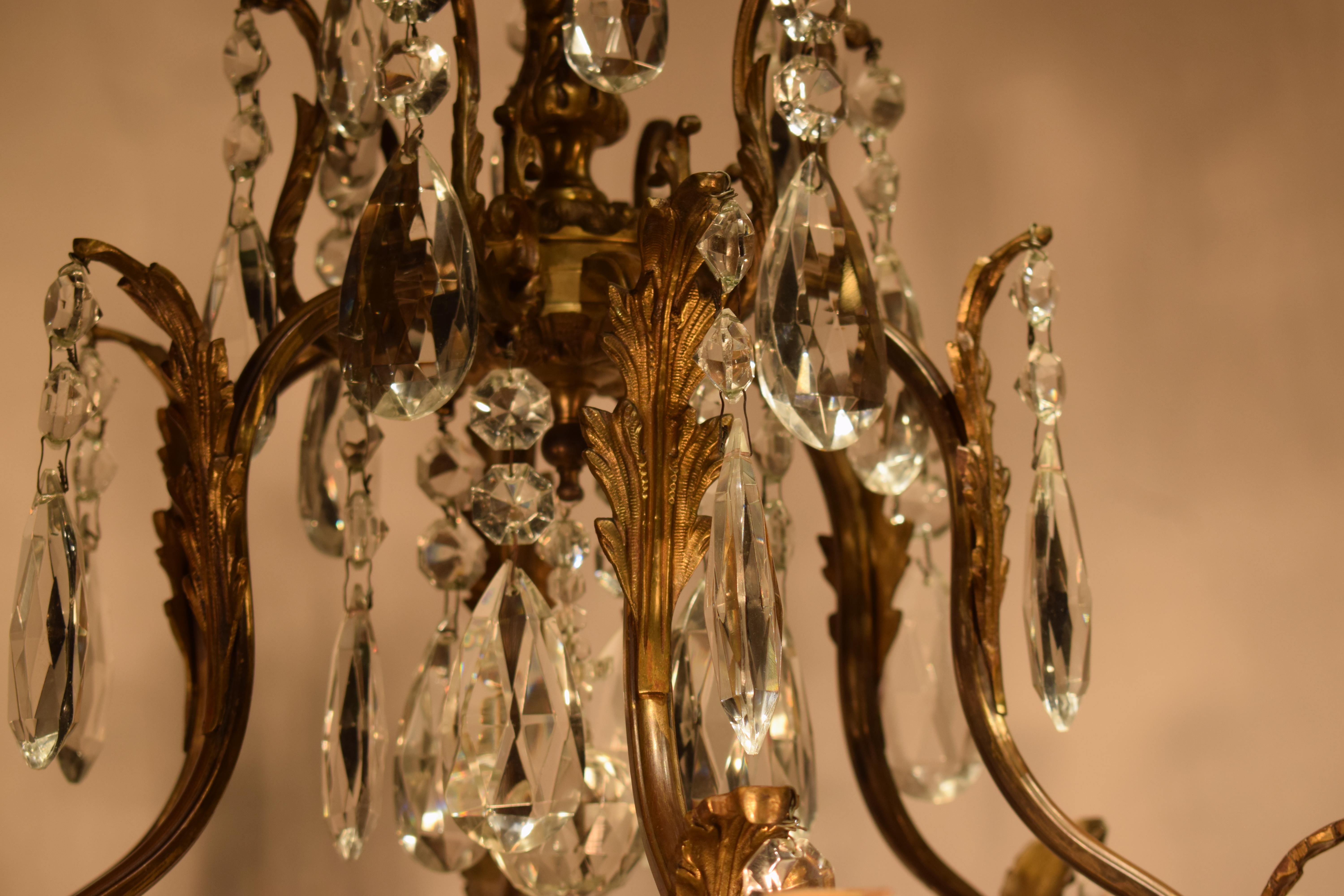 Milieu du XXe siècle Lustre en bronze doré et cristal.  en vente