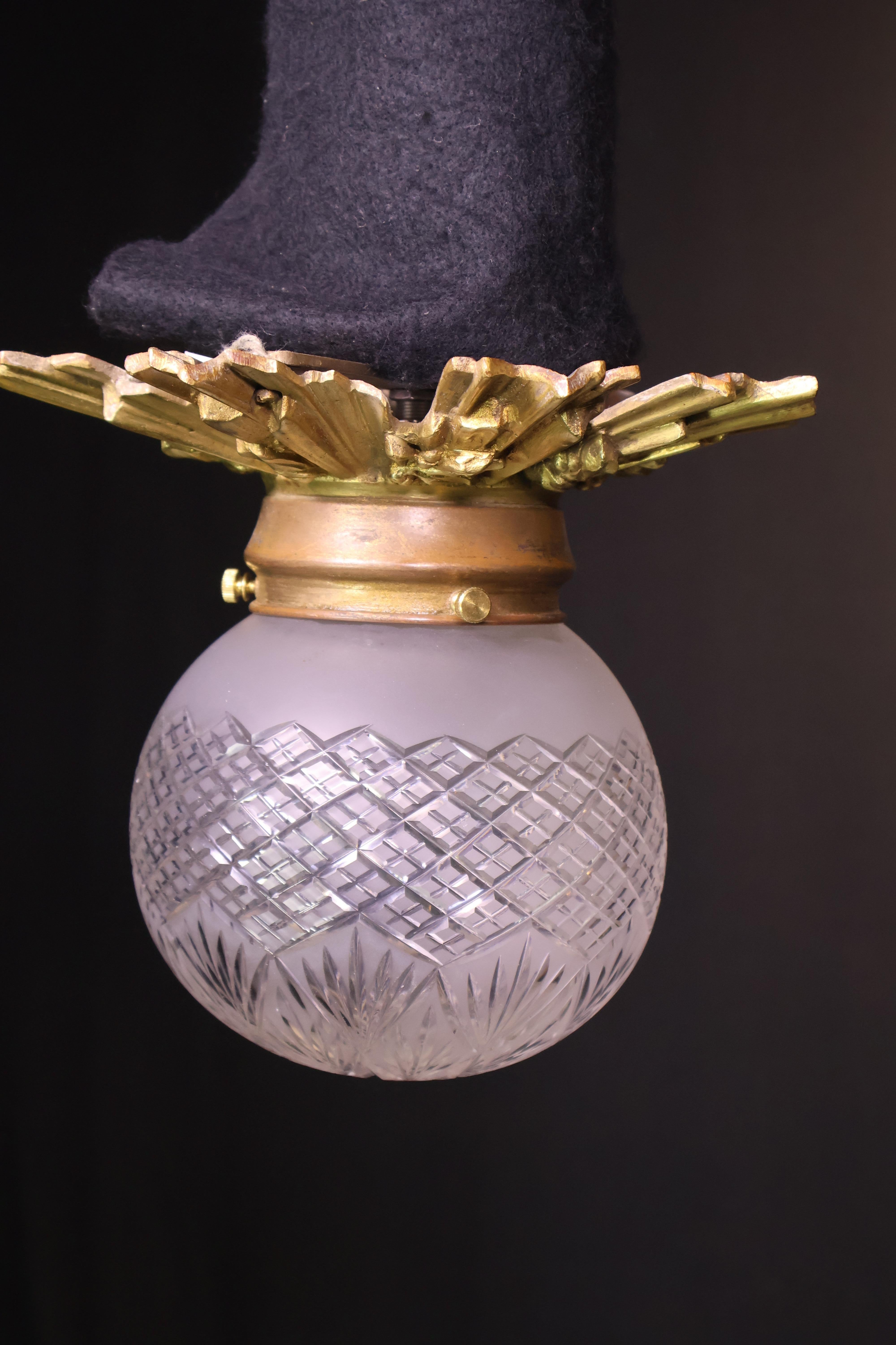 Globe en bronze doré et verre taillé en vente 2
