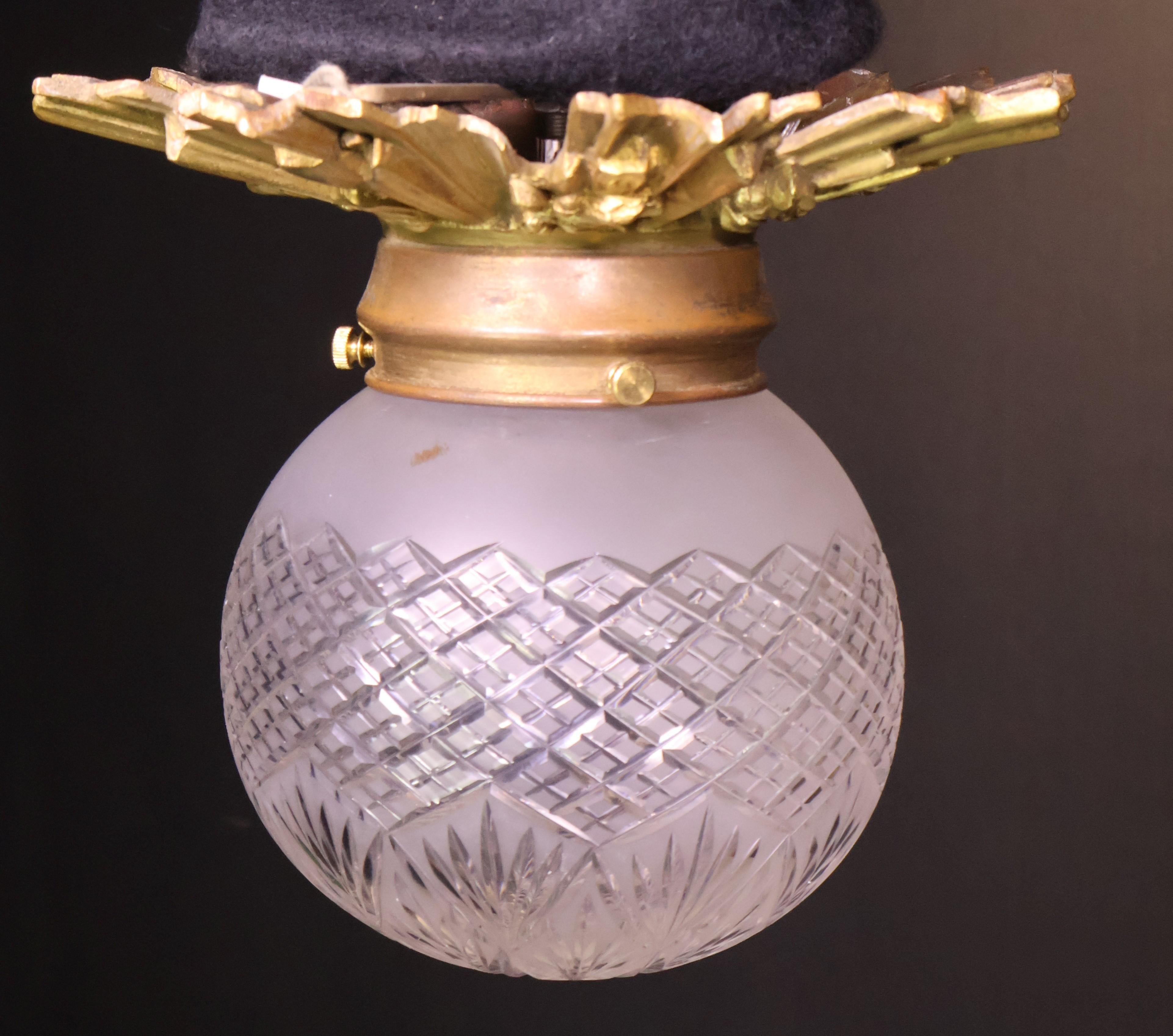 Globe en bronze doré et verre taillé de Baccarat. 
1 lumière. France, vers 1910. (3 disponibles)
Dimensions : Hgith 8 1/2