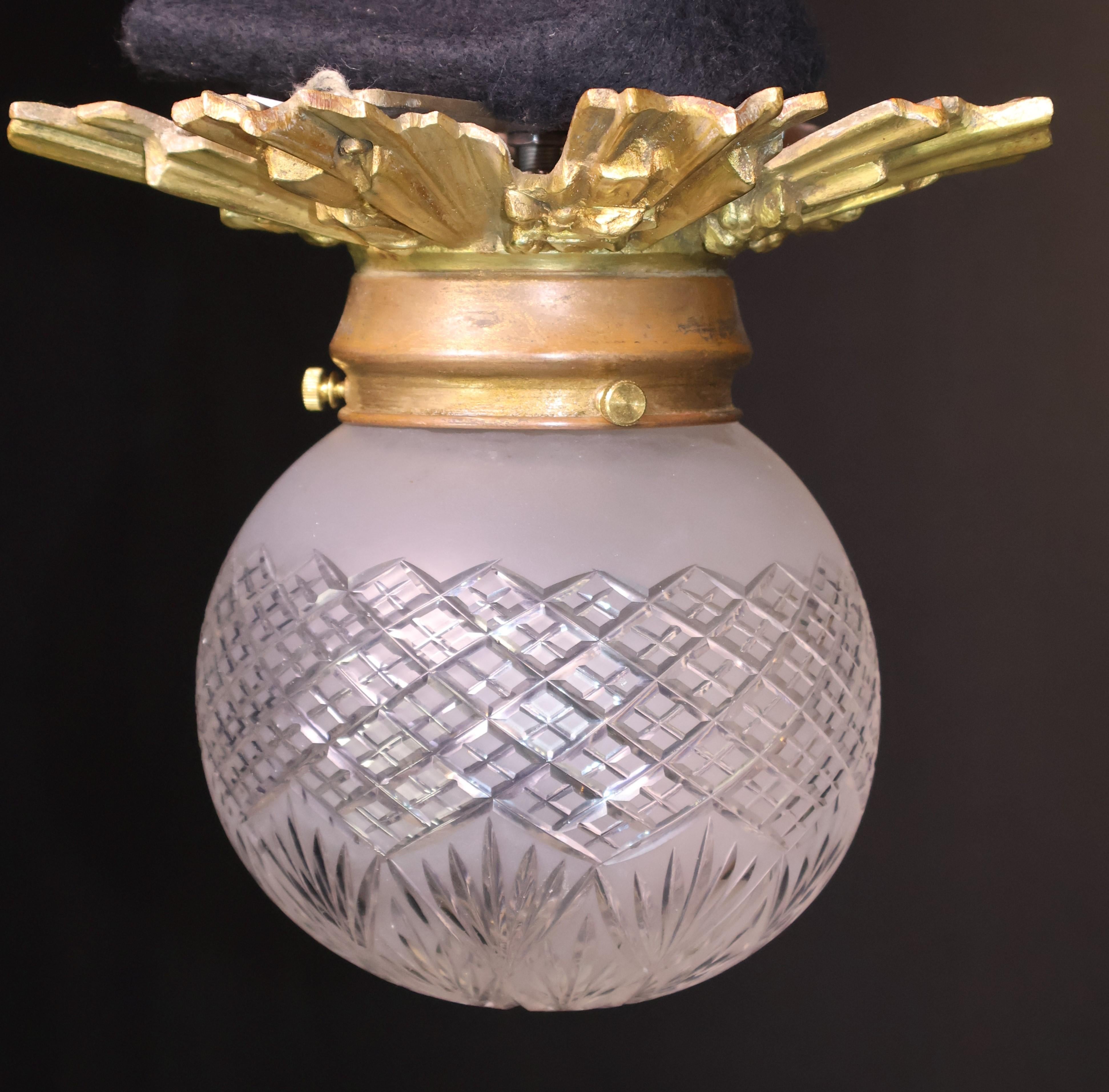 Néoclassique Globe en bronze doré et verre taillé en vente