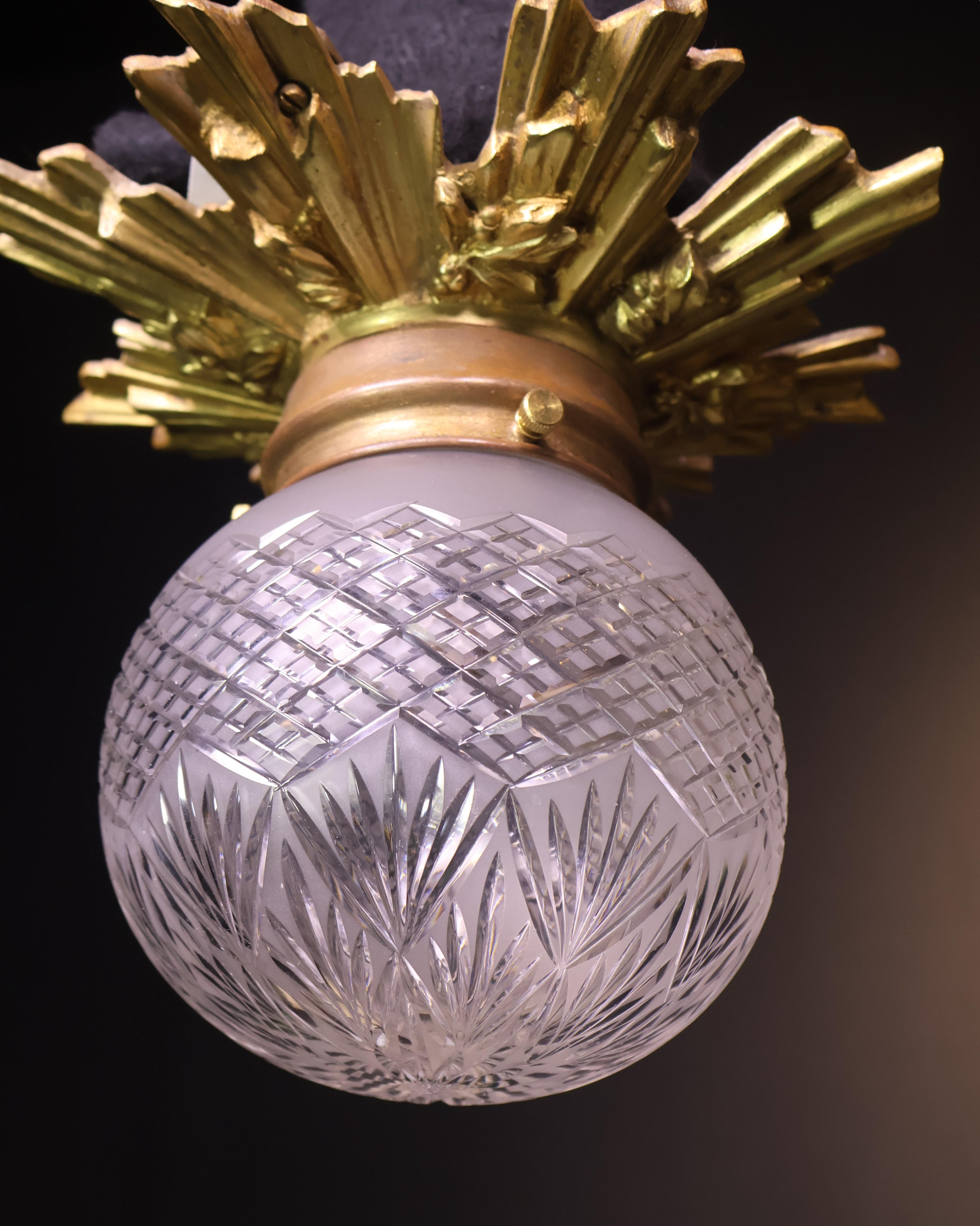 Français Globe en bronze doré et verre taillé en vente