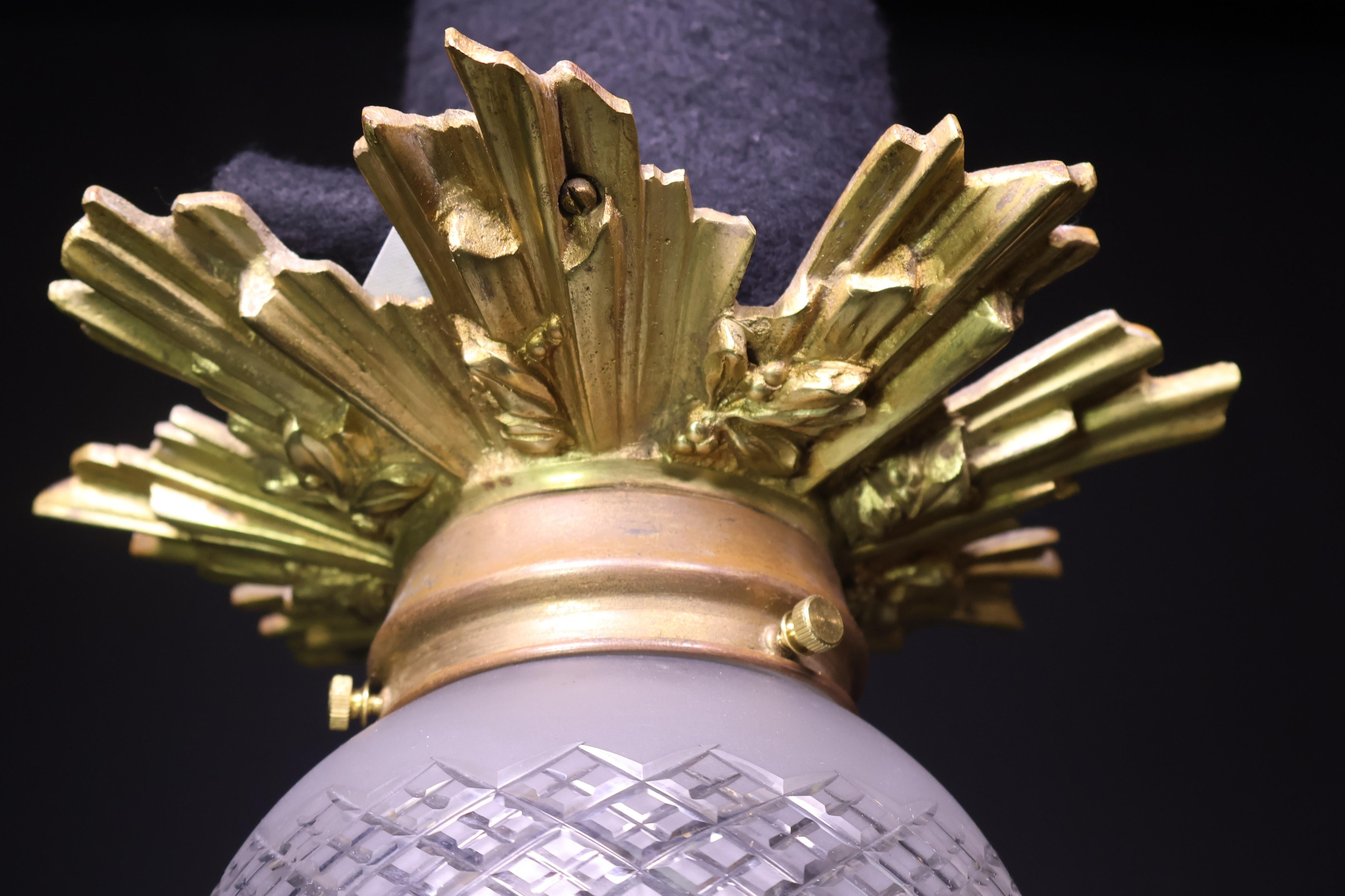 Début du 20ème siècle Globe en bronze doré et verre taillé en vente