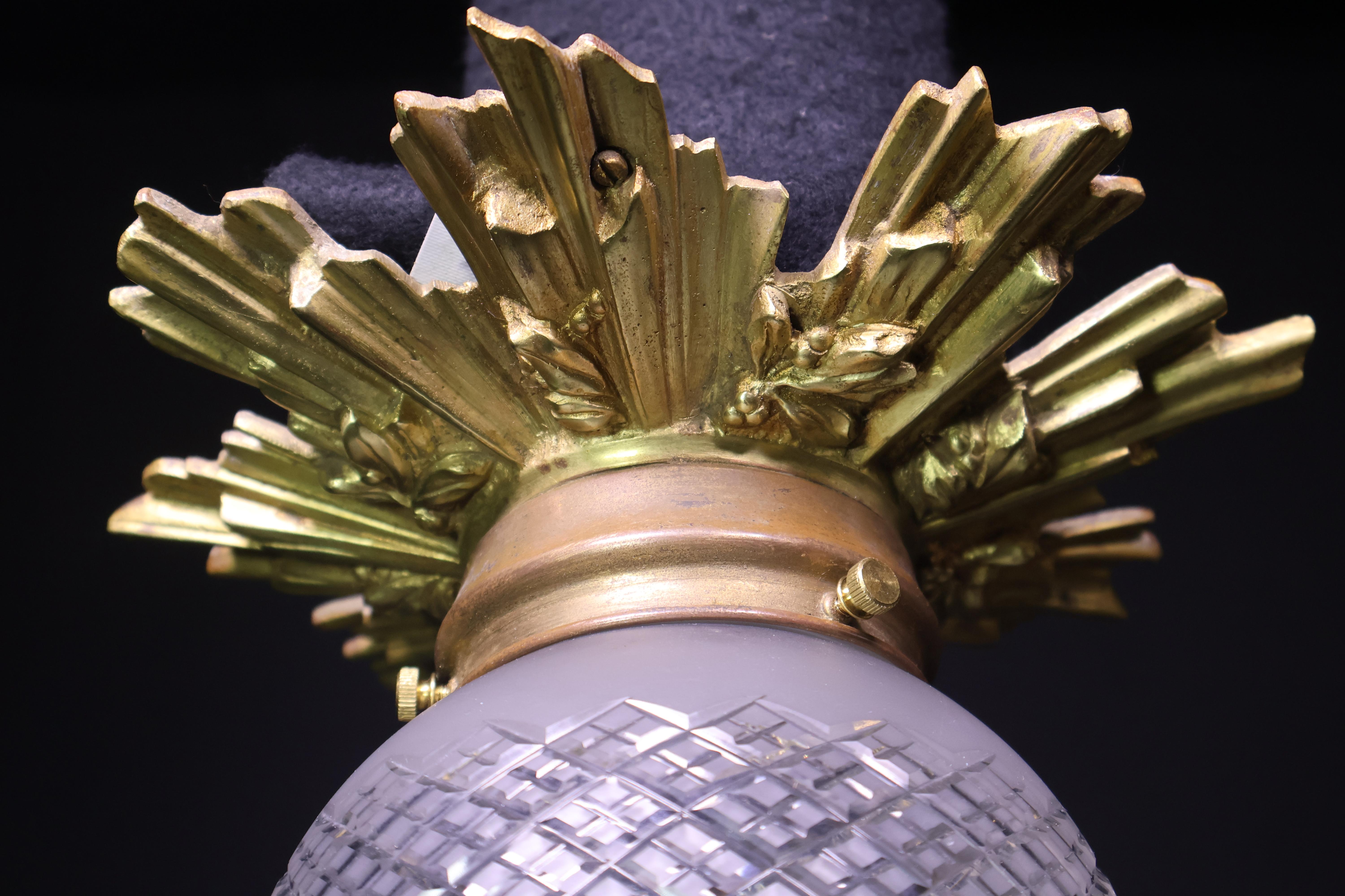 Bronze Globe en bronze doré et verre taillé en vente