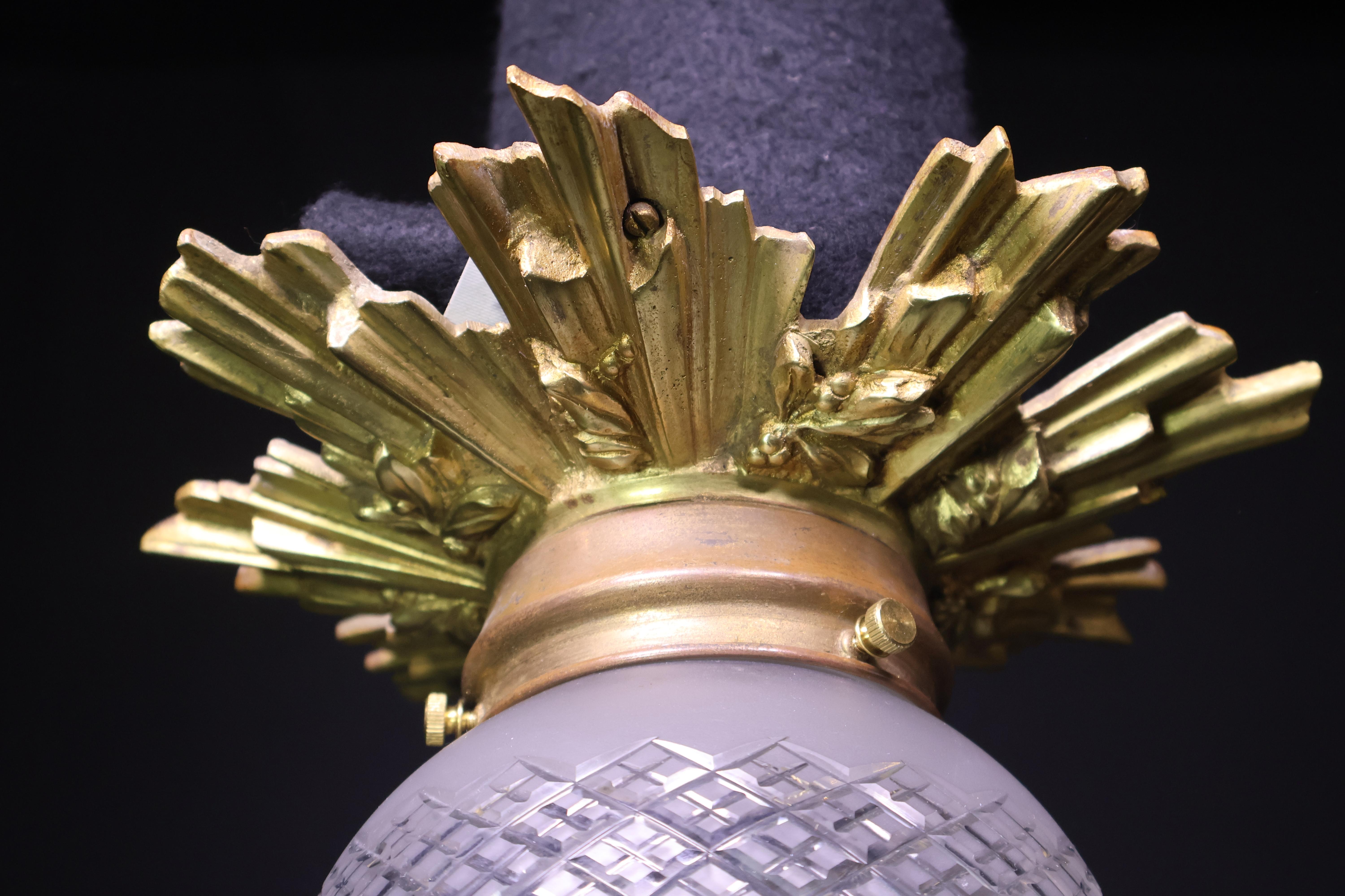 Globe en bronze doré et verre taillé en vente 1