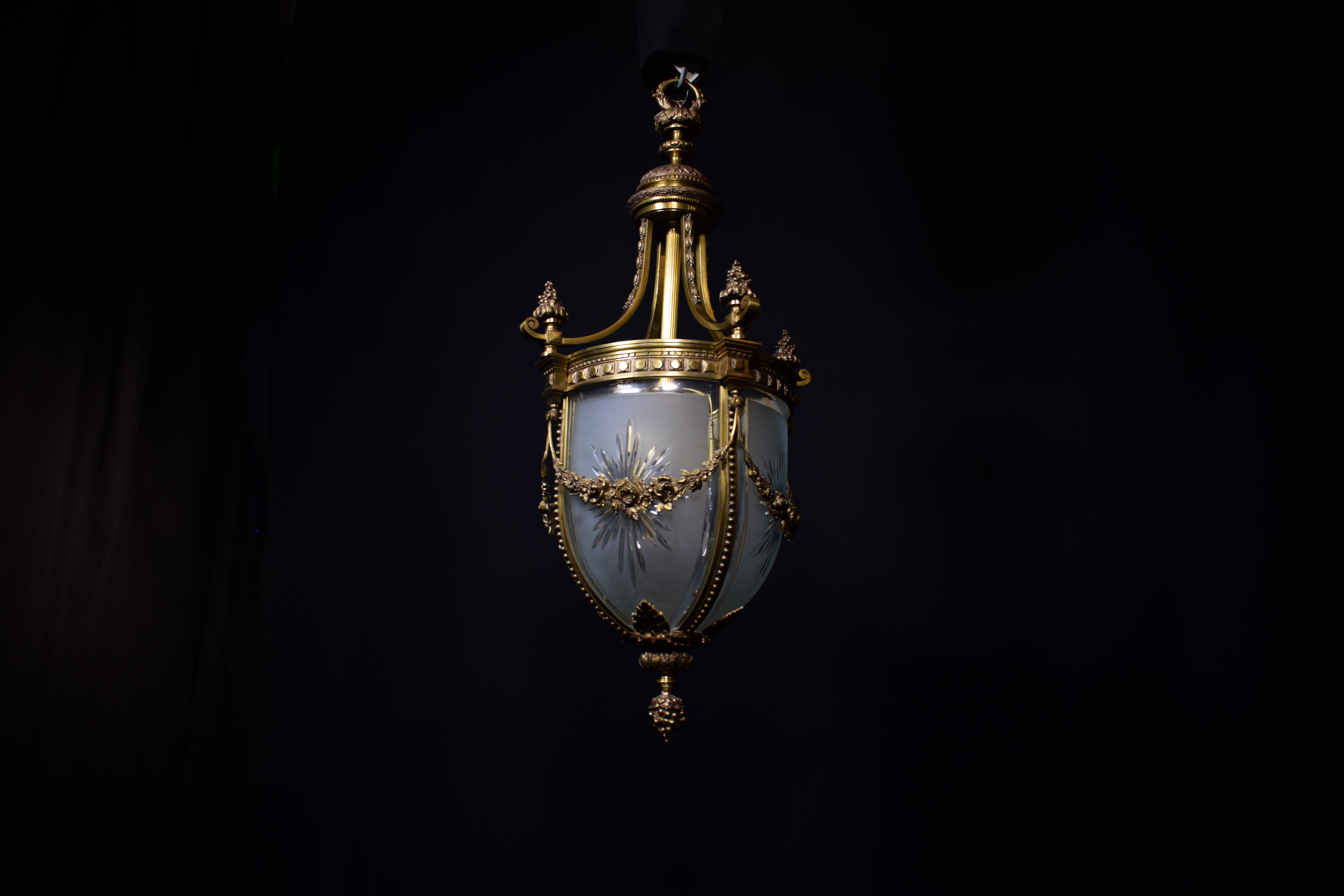 Début du 20ème siècle Lanterne en bronze doré de qualité avec panneaux de cristal incurvés taillés et biseautés à la main en vente
