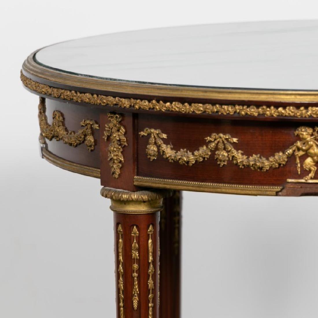 Feiner vergoldeter Bronzetisch mit Lapislazuli-Platte (Vergoldet) im Angebot