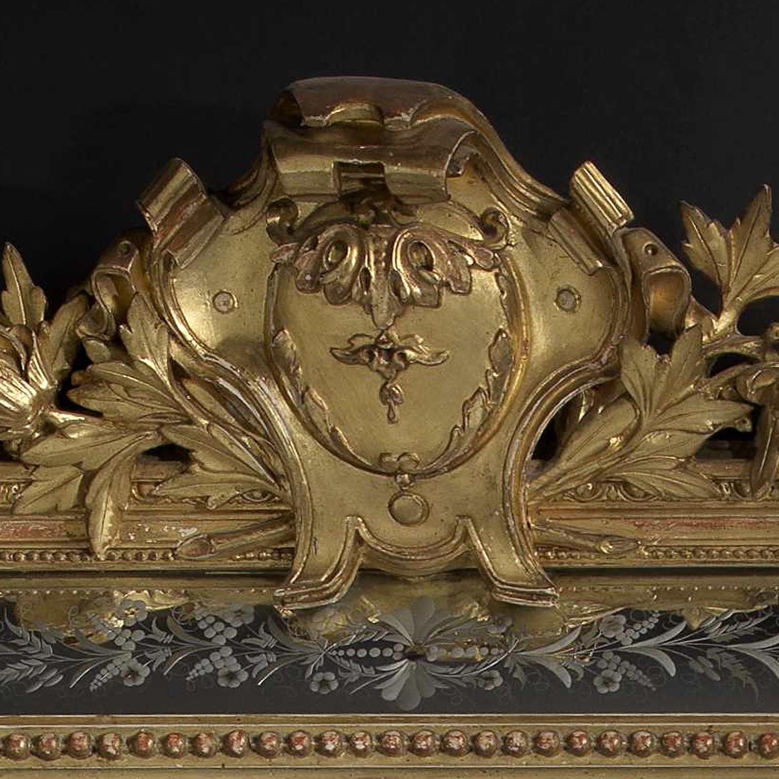 Francese Specchio a cuscino in legno dorato con piastre laterali incise, 1880 circa in vendita